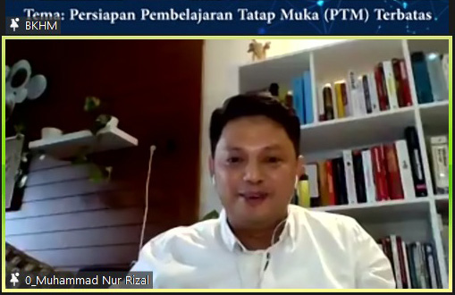 Founder Gerakan Sekolah Menyenangkan (GSM) M Nur Rizal pada diskusi pendidikan tentang Persiapan PTM Terbatas, Sabtu (17/4).  