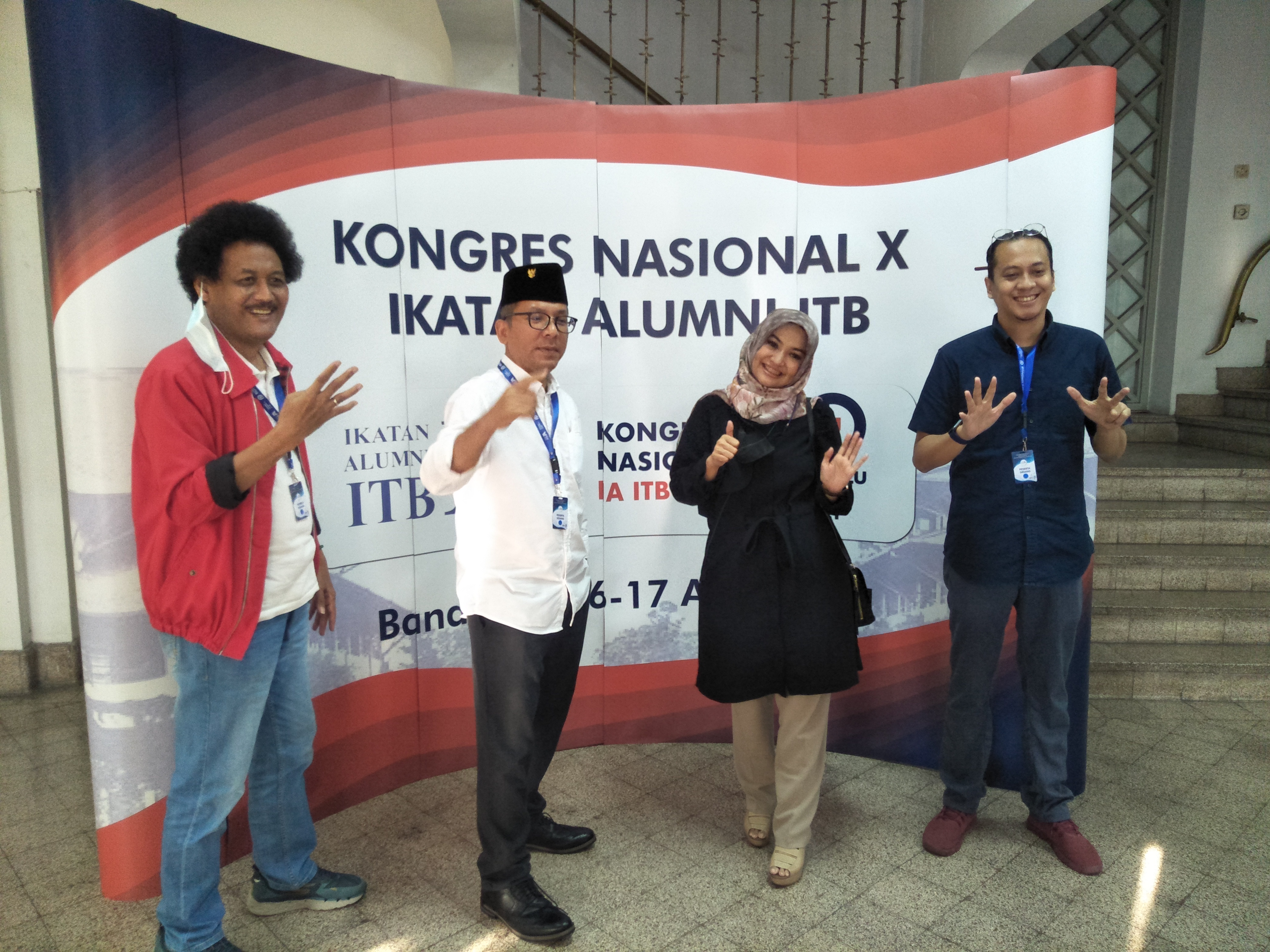 Empat kandidat Ketua Umum IA ITB berfoto bersama di Bandung, Jumat (16/4)