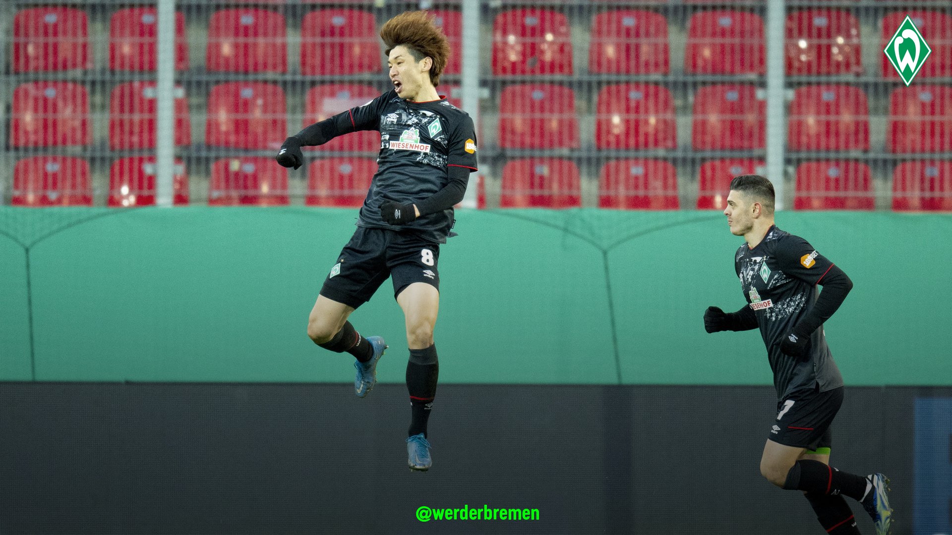 Penyerang Werder Bremen Yuya Osako melakukan selebrasi usai mencetak gol ke gawang Jahn Regensburg di laga DFB Pokal.