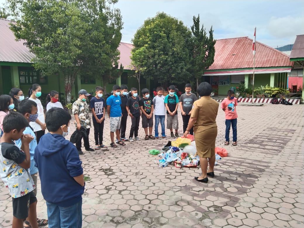 Implementasi pembelajaran penanganan sampah di SD 173624 Balige, Kabupaten Toba, Sumut.