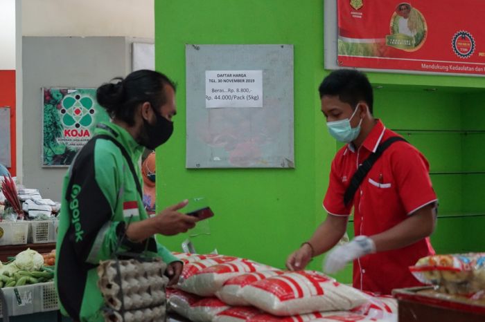 Driver Ojek online mengambil pesanan produk pangan dari Mitra Tani Kementan. 