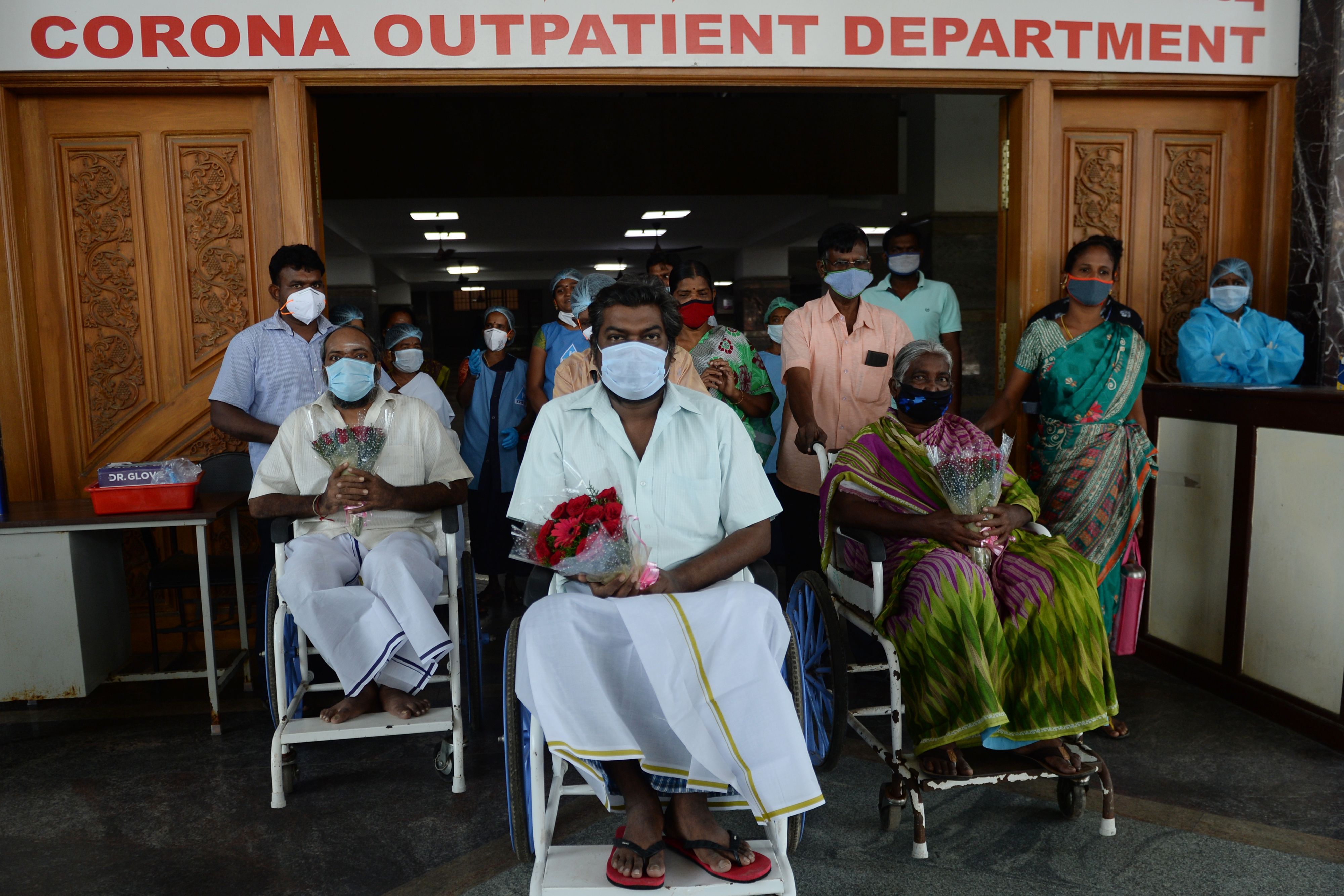 Pasien meninggalkan rumah sakit di Chennai, India, usai pulih dari covid-19.