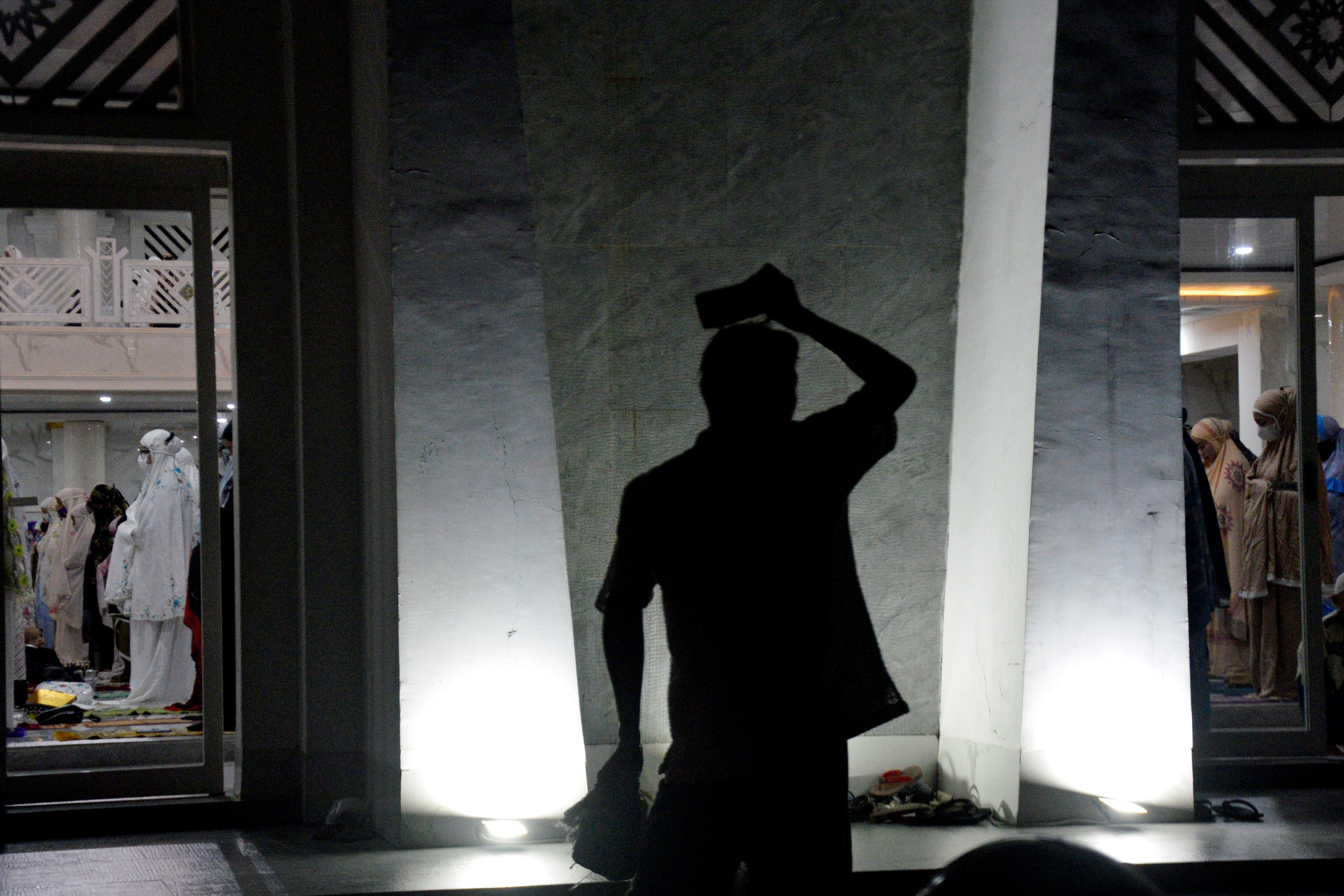 Sejumlah umat Muslim melaksanakan salat tarawih berjamaah di Masjid Agung Syekh Yusuf, Kabupaten Gowa, Sulawesi Selatan, Senin (12/4).