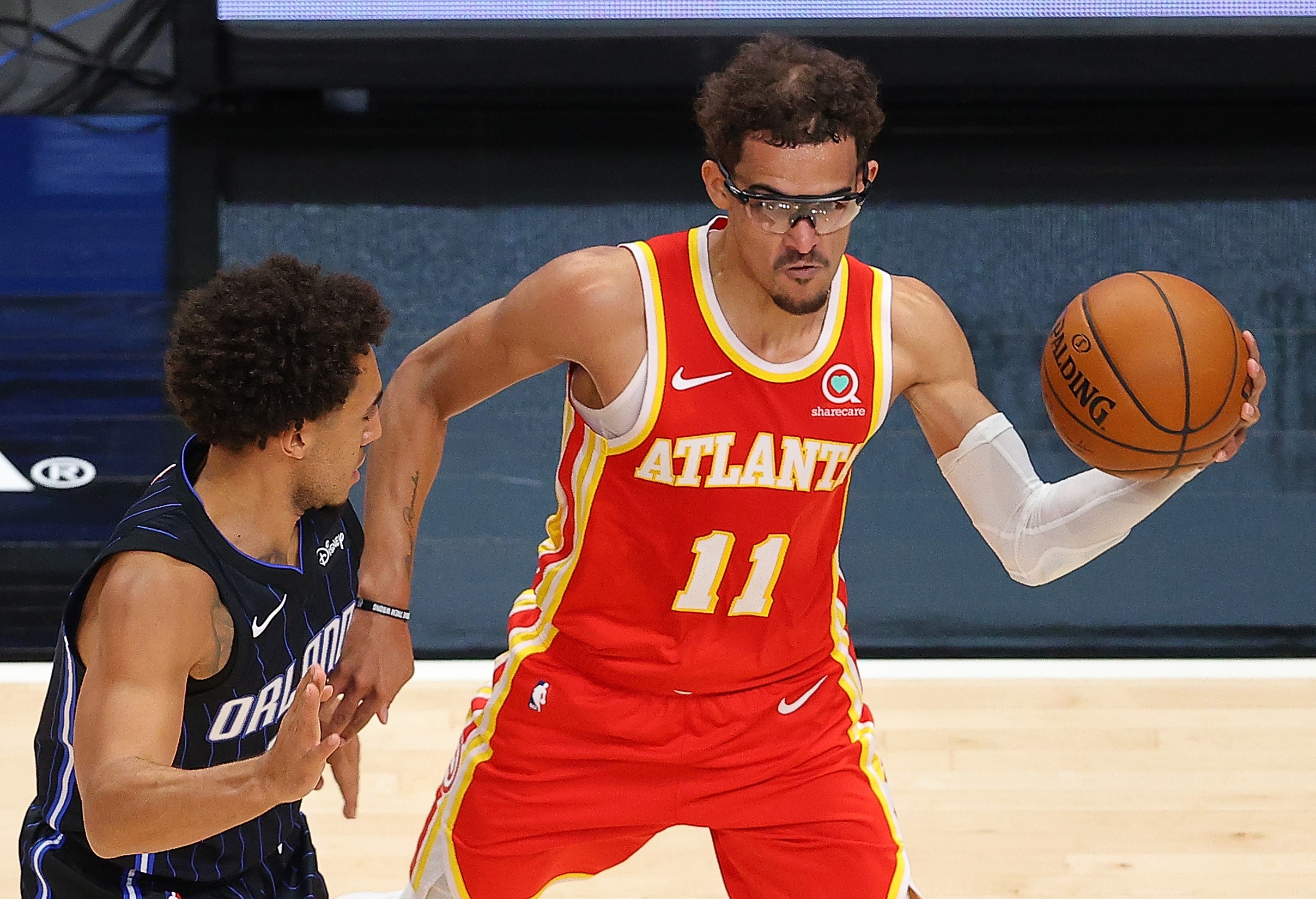 Pemain Atlanta Hawks Trae Young akan mengoper bola dalam laga NBA melawan Orlando Magic