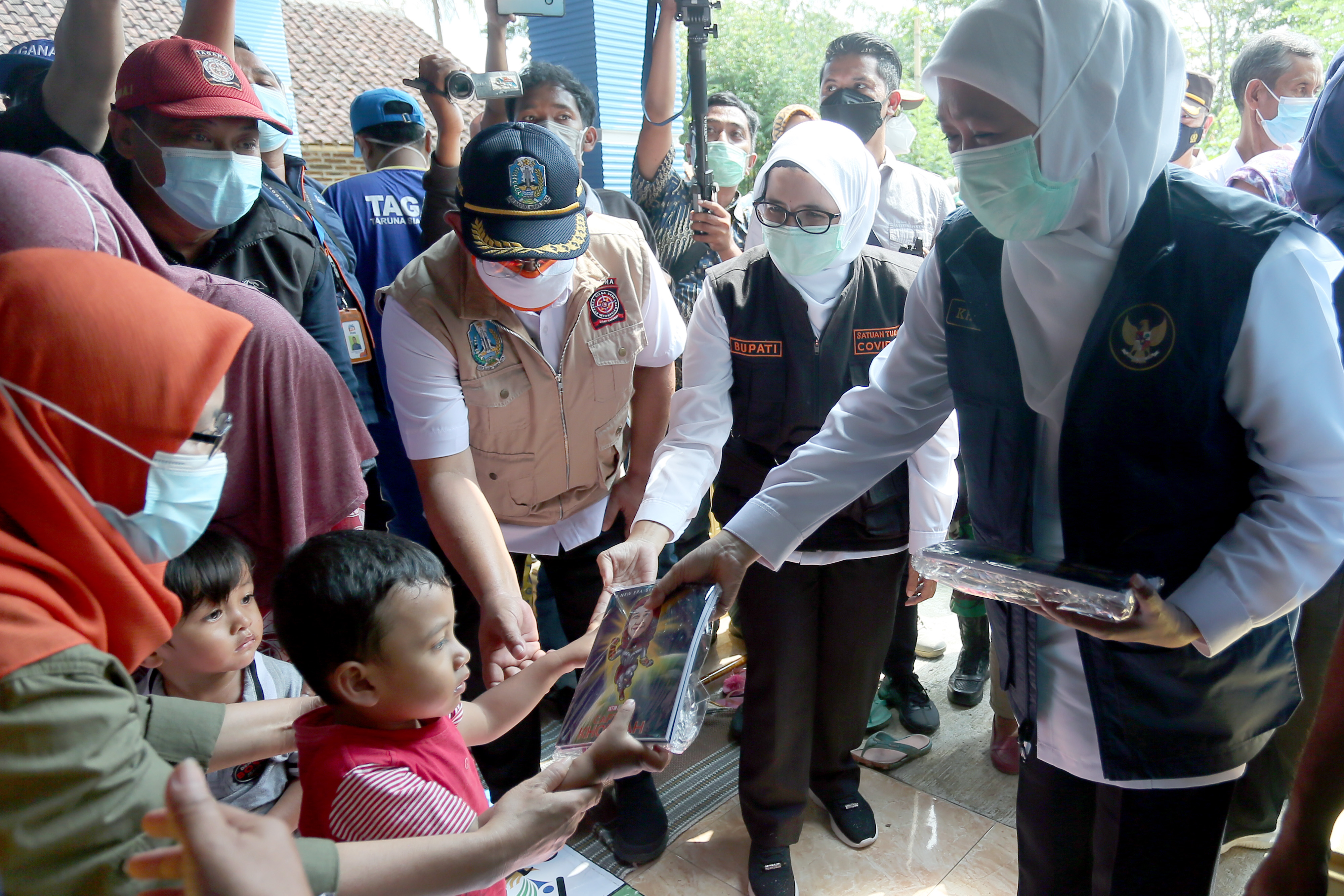  Gubernur Jatim Khoififah Indar Parawansa memberikan bantuan alat tulis kepada sejumlah anak korban gempa di Blitar,  Rabu (14/4/2021)