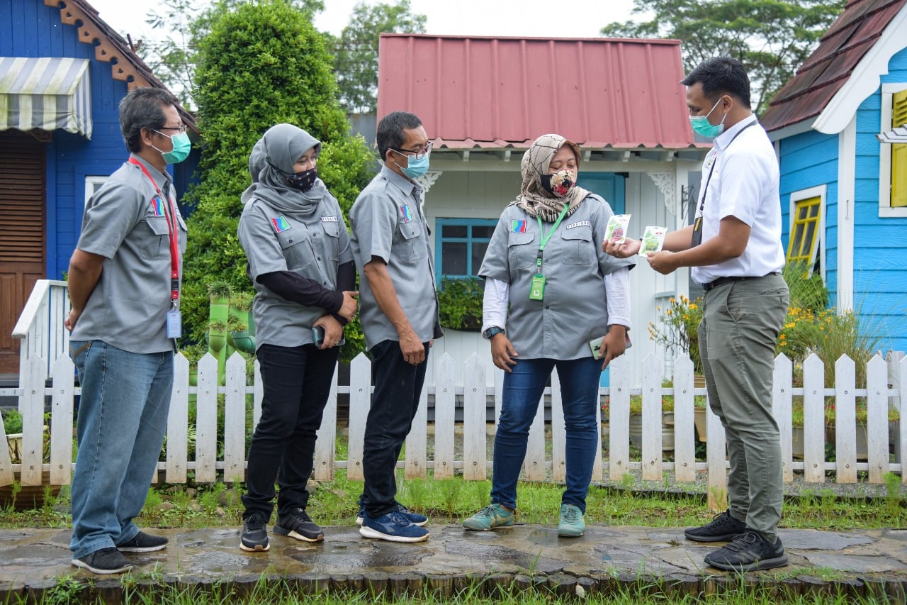 Acting Business Development Manager PT East West Seed Indonesia (Ewindo) Ridho Bilhaq (kanan).