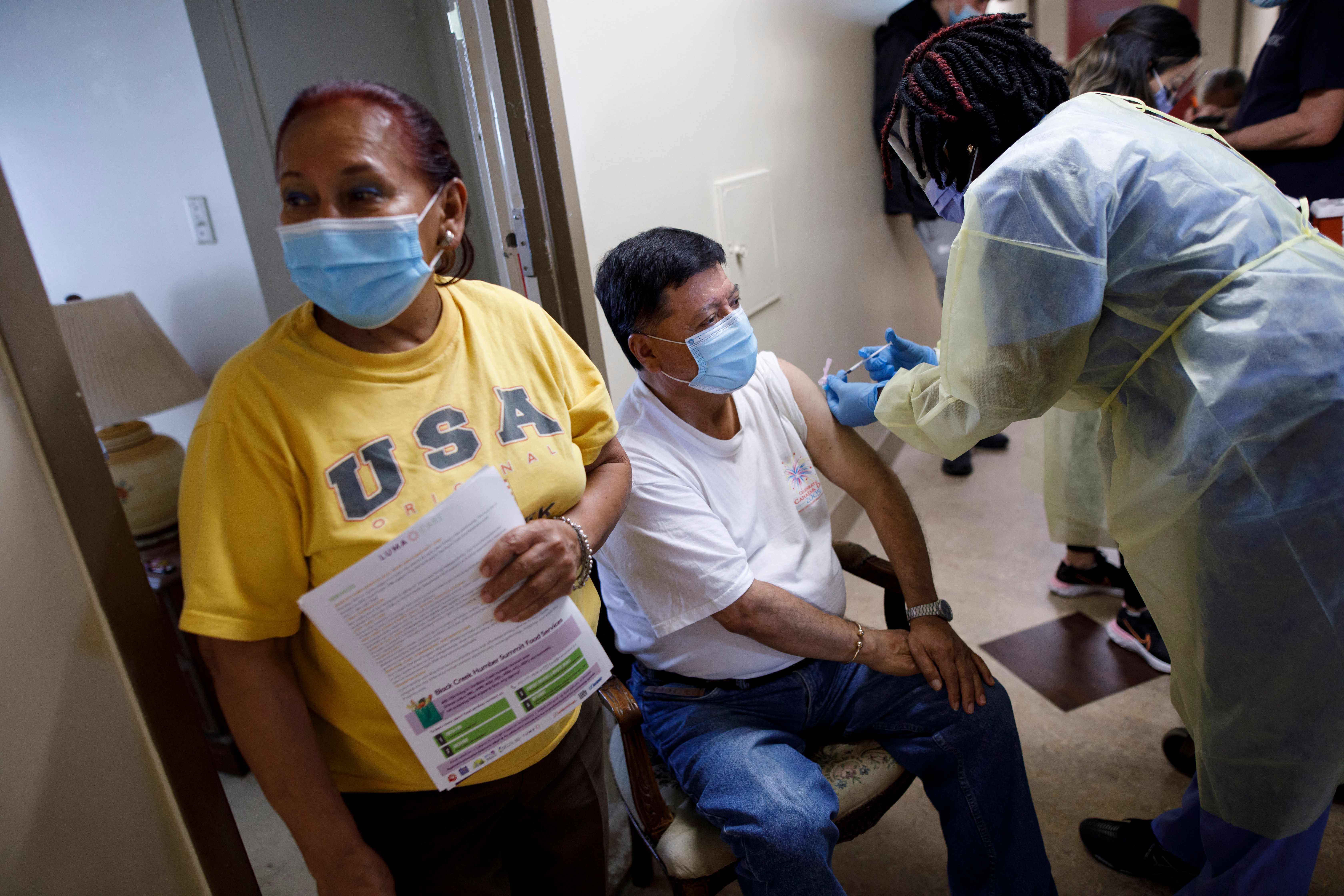 Seorang petugas kesehatan menyuntikkan vaksin covid-19 kepada warga di Toronto, Ontario, Kanada.