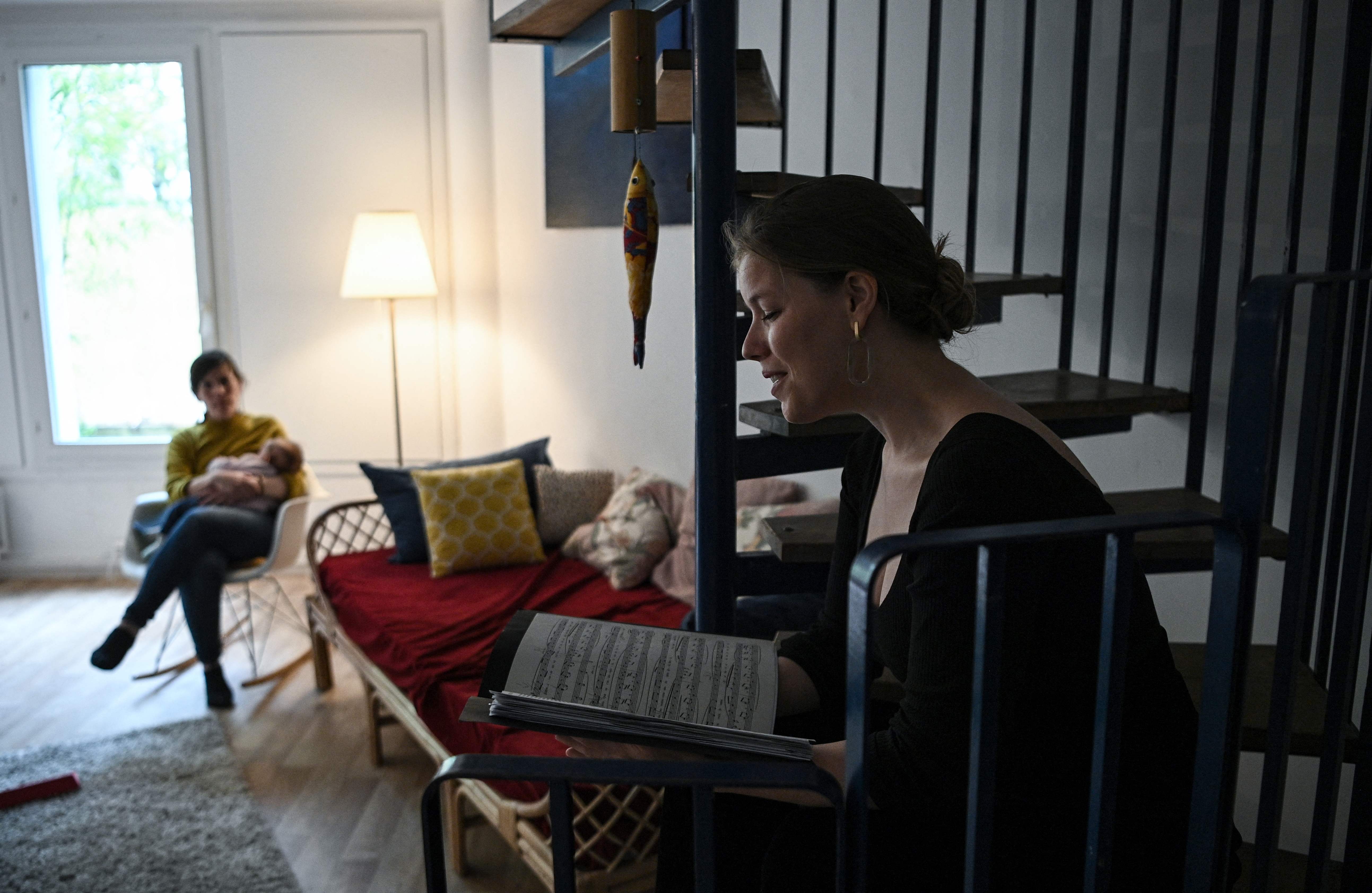 Penyanyi seriosa Fiona McGown tampil privat di Aubervilliers. Di Prancis, seni, termasuk puisi digunakan sebagai terapi kala pandemi