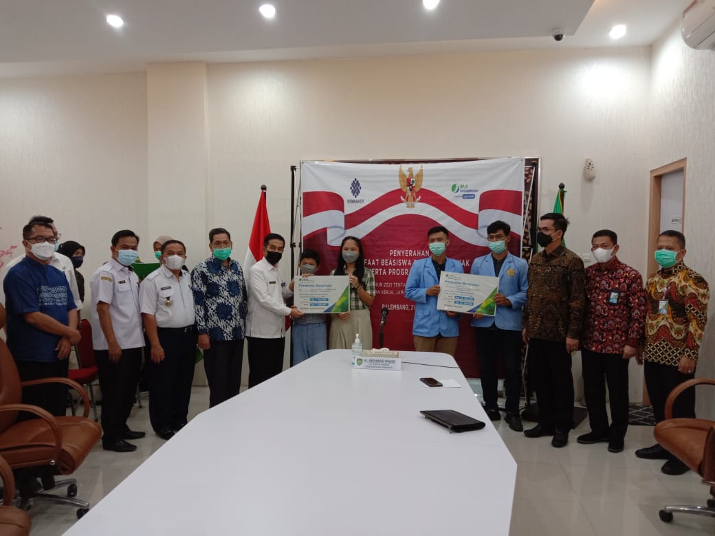  Penyerahan beasiswa bagi ahli waris secara simbolis oleh BPJS Ketenagakerjaan Wilayah Sumbagsel, di Palembang, Rabu (21/4/2021)