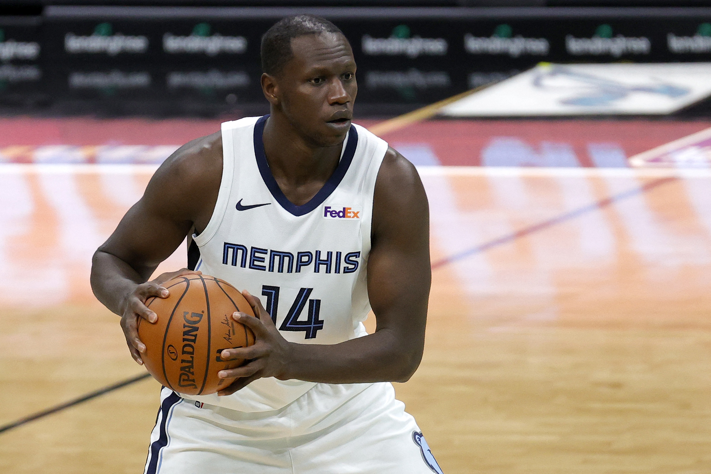 Pebasket asal Senegal, Gorgui Dieng, saat bertanding membela tim Memphis Grizzlies.