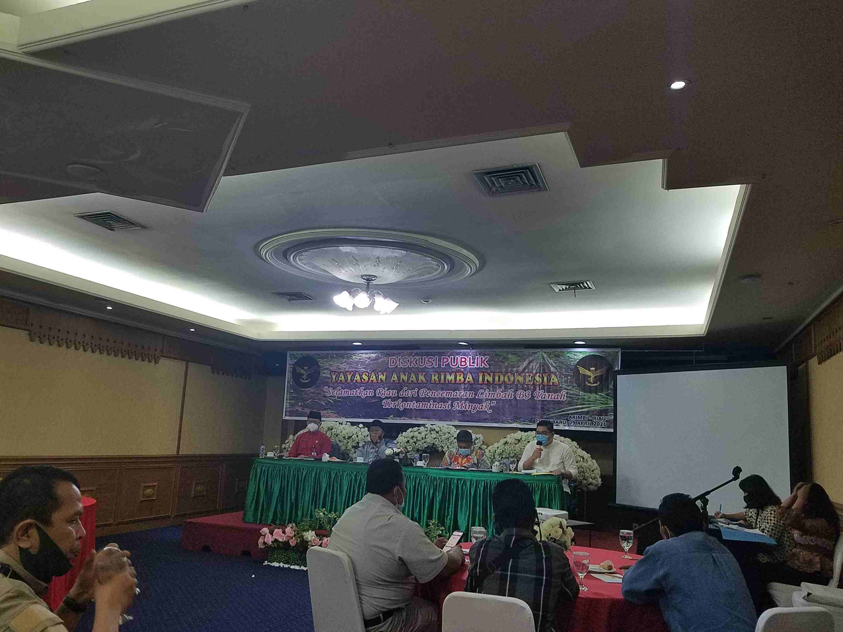 Diskusi publik digelar di Pekanbaru terkait kerugian warga akibat pencemaran limbah B3 dari kilang Chevron