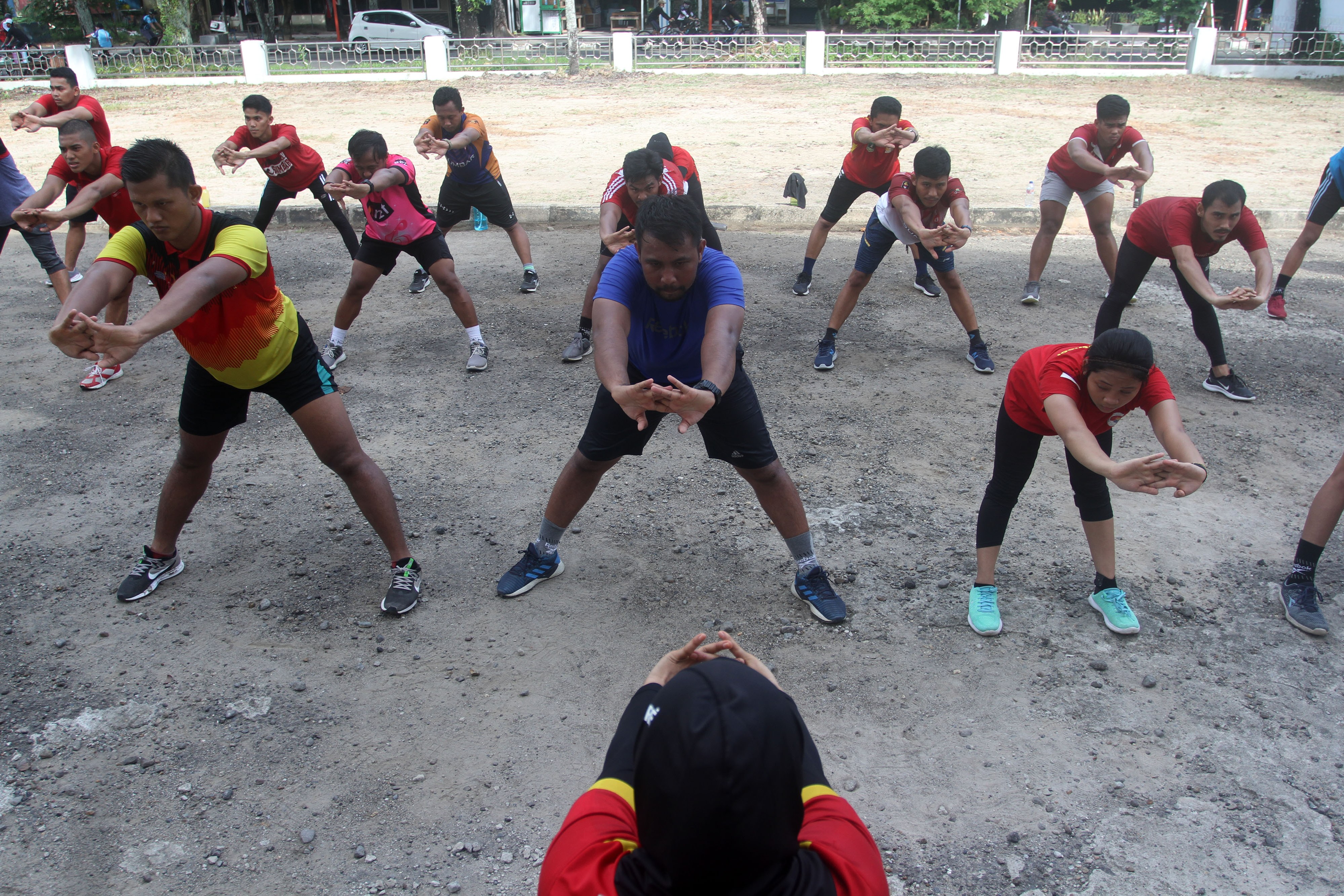 Sejumlah atlet Sumatra Barat melakukan pemanasan saat latihan gabungan di GOR Haji Agus Salim Padang, beberapa waktu lalu.