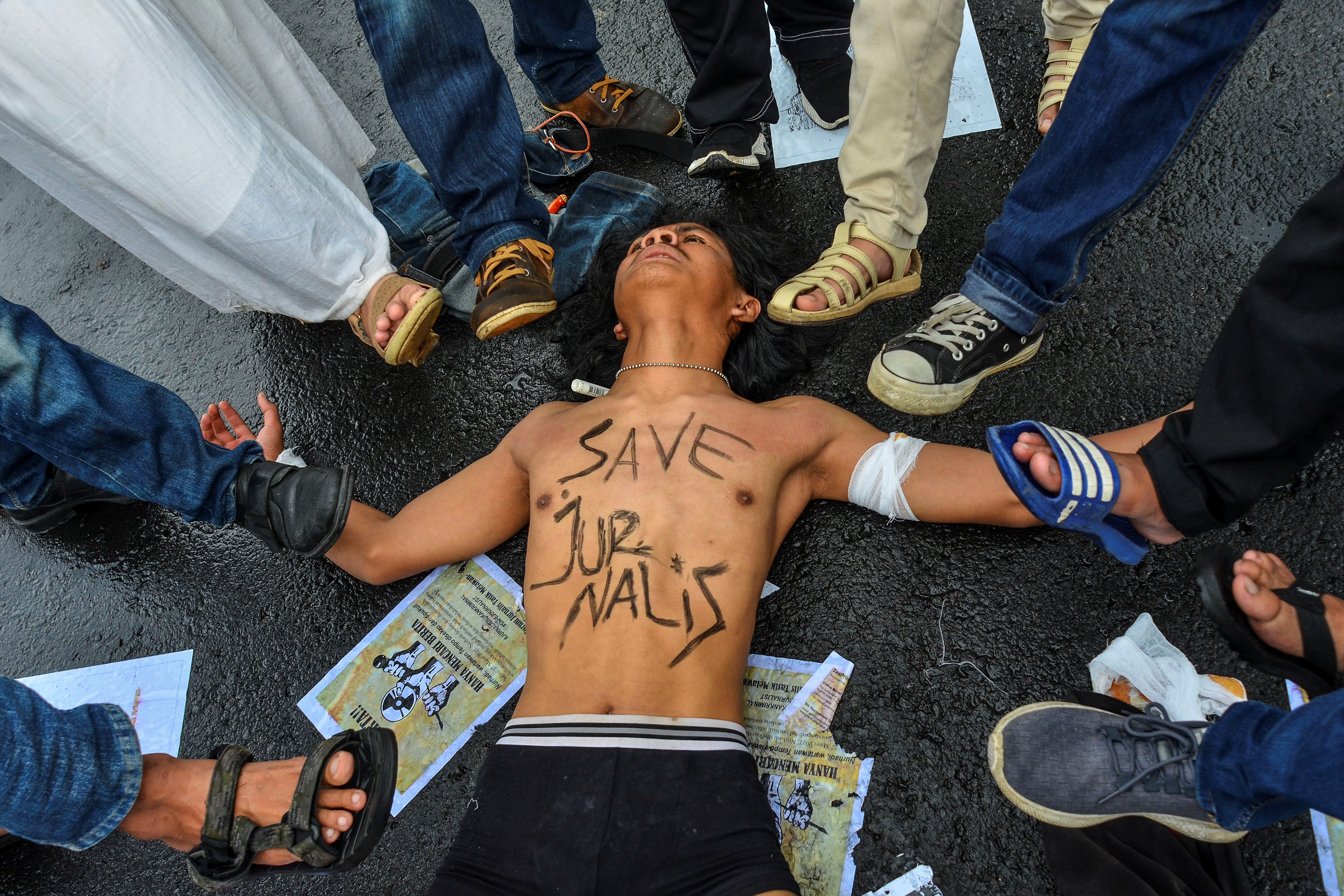 Forum Jurnalis Tasik Melawan melakukan teatrikal saat aksi solidaritas atas kasus kekerasan dan penganiayaan kepada jurnalis Tempo.