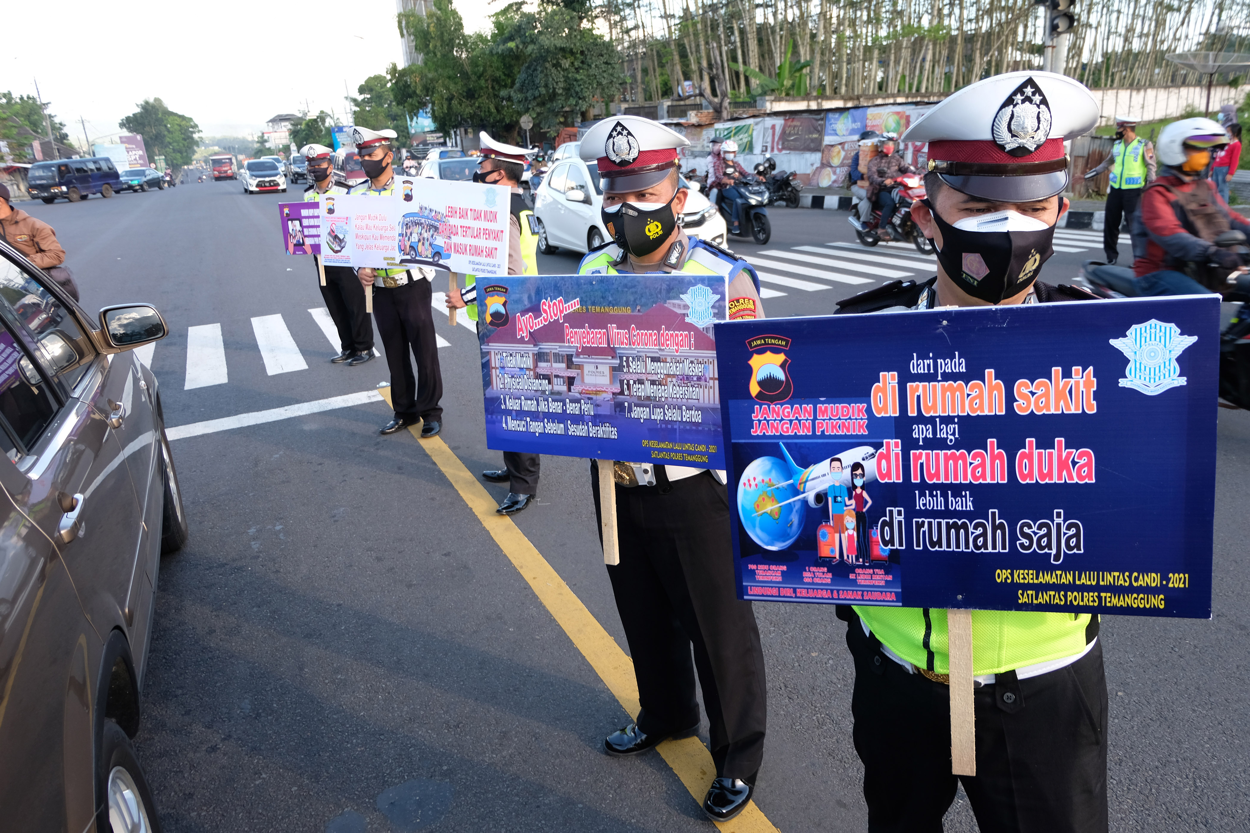  Sejumlah polisi membawa poster saat kampanye larangan mudik di kawasan Terminal Madureso, Temanggung, Jateng, Rabu (21/4/2021)