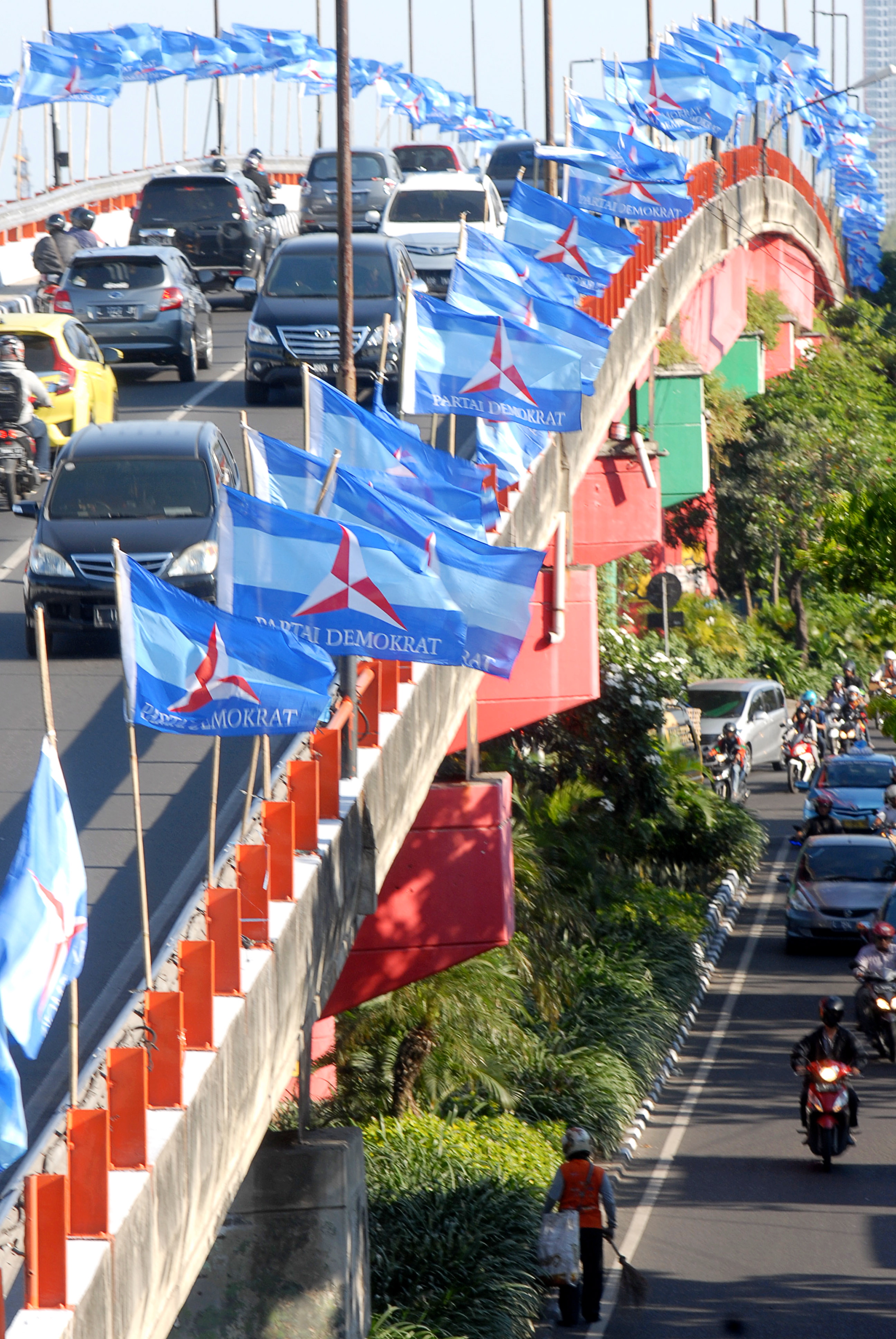  Sejumlah bendera dari Partai Demokrat terpasang di jembatan layang kawasan Wonokromo, Surabaya, Jawa Timur.