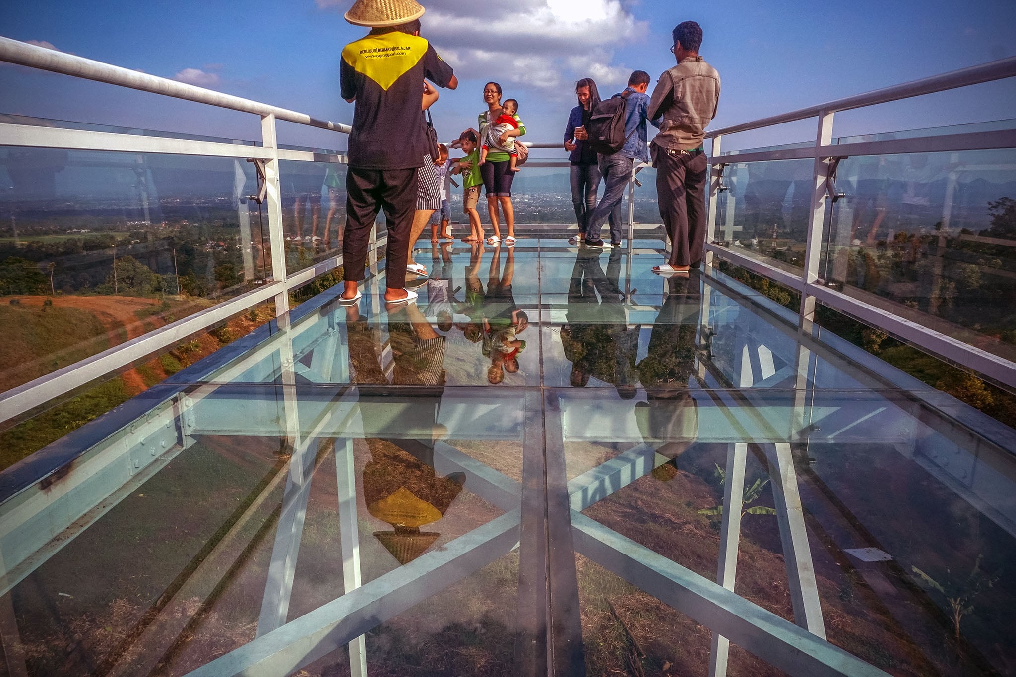  Caping Park, obyek wisata alam yang dipadu dengan edukasi di Baturraden, Banyumas, Jawa Tengah.
