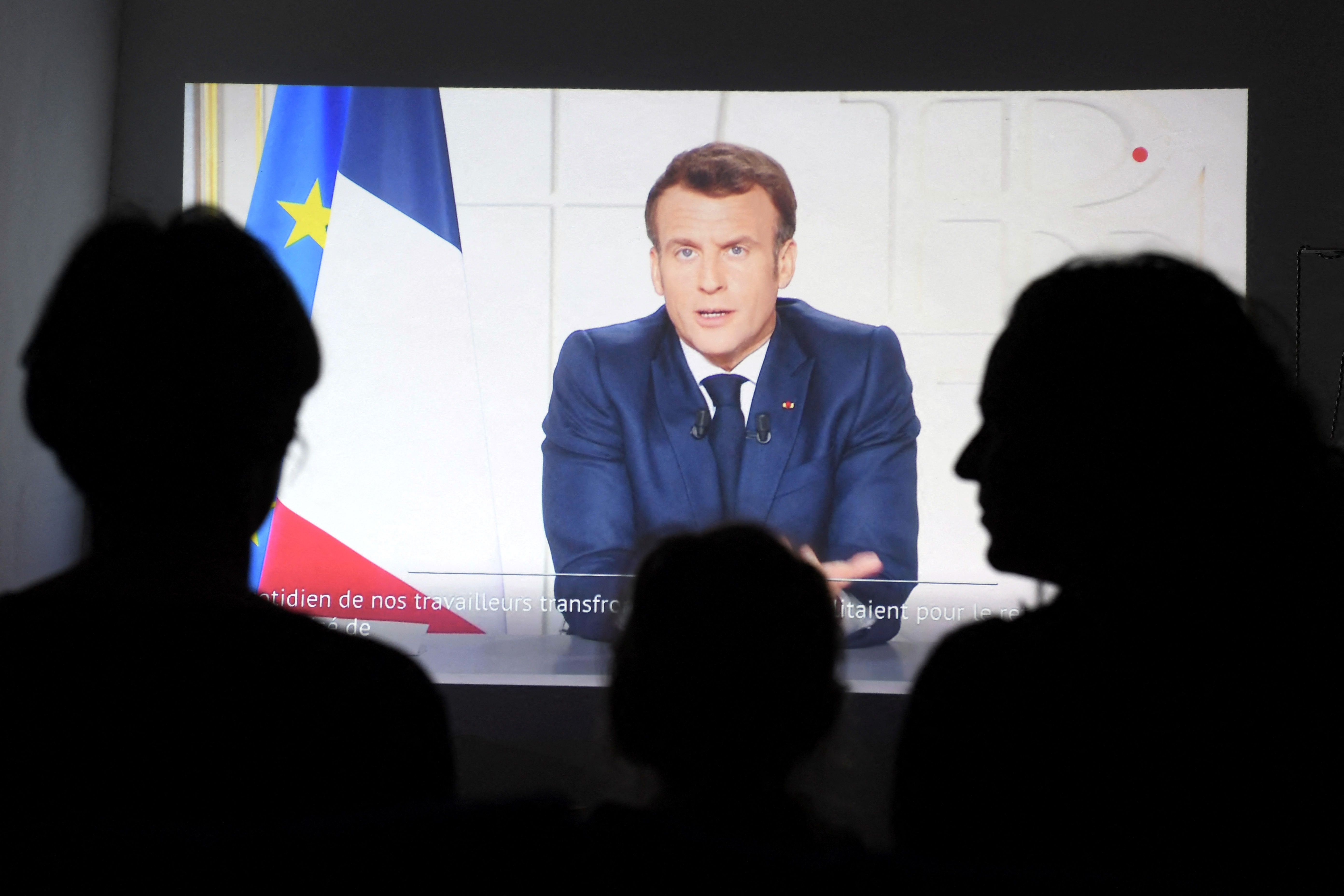 Warga menyaksikan pidato kenegaraan Presiden Prancis Emmanuel Macron dari layar televisi di Marseille, Prancis.
