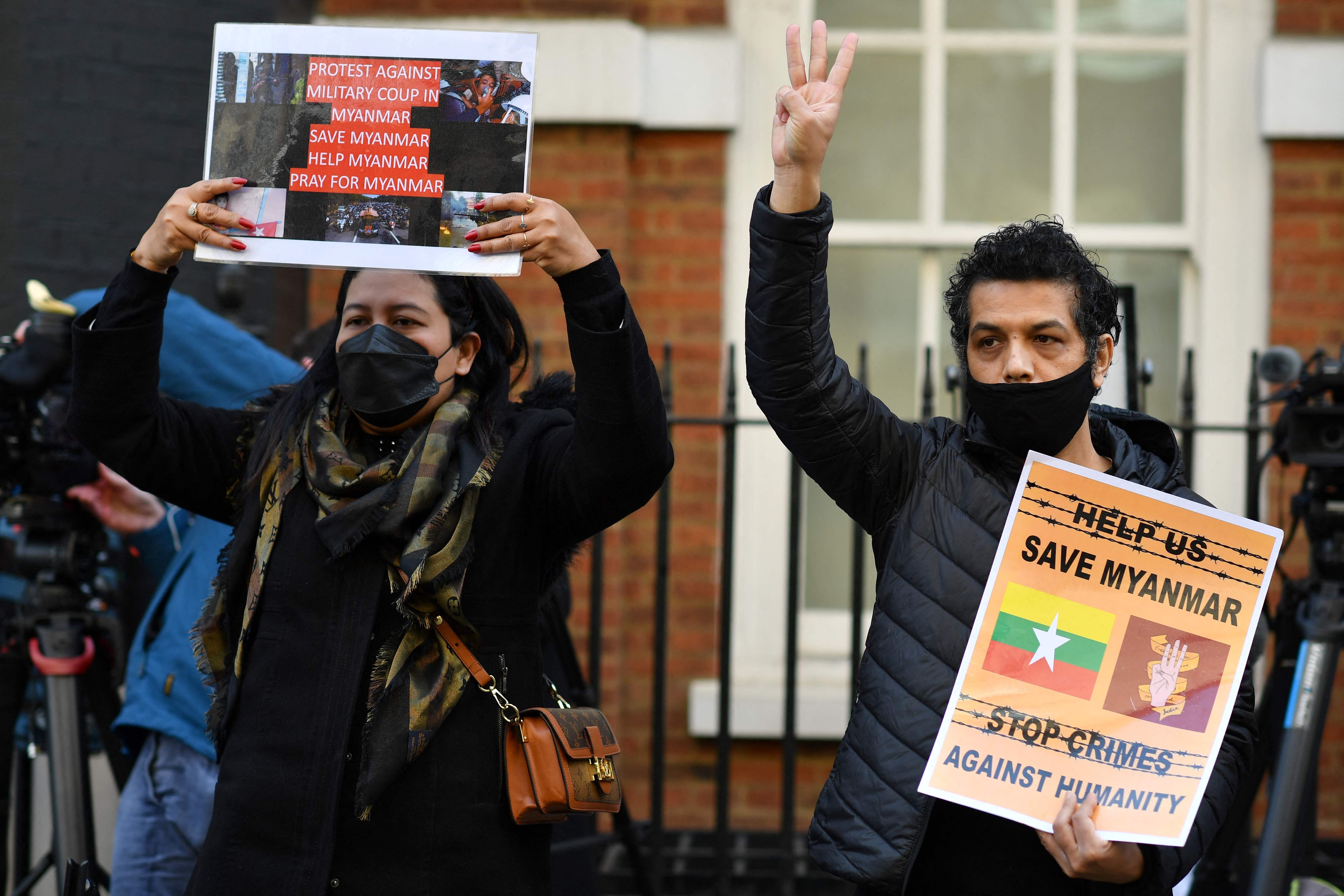 Aksi unjuk rasa aktivis prodemokrasii di depan Kedutaan Myanmar di London, Inggris, Kamis (8/4).