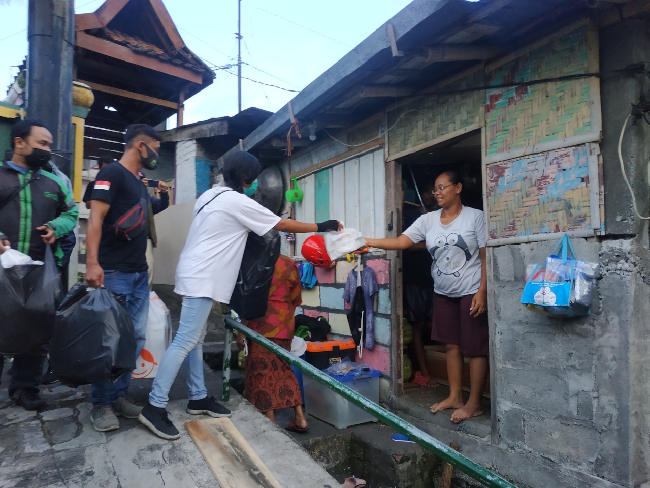 Tempat Nasi Jogja Berbagi Menu Berbuka Untuk Lansia di Tepi Code