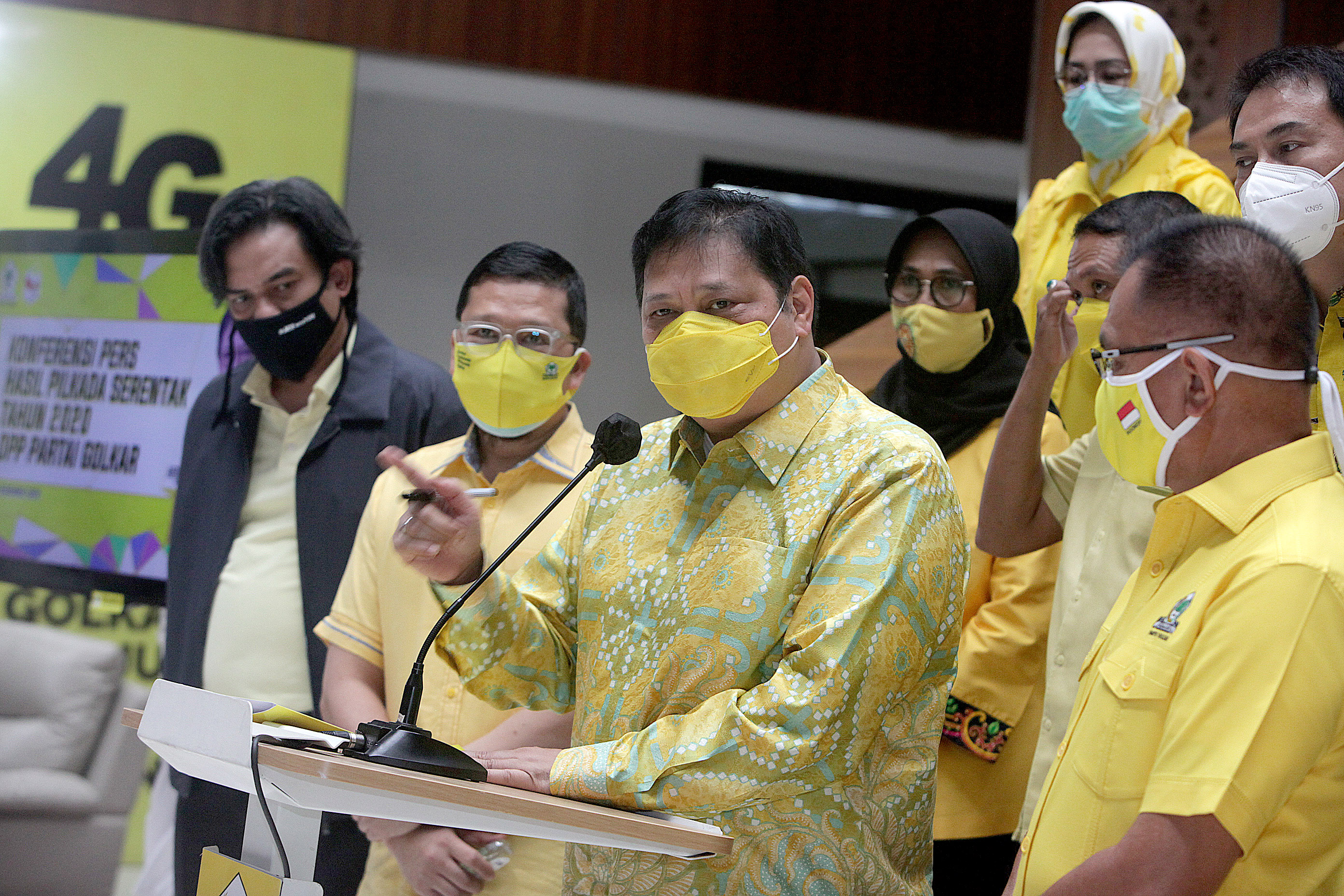 Ketua Umum Partai Golkar Airlangga Hartarto (tengah) didampingi sejumlah pimpinan partai 