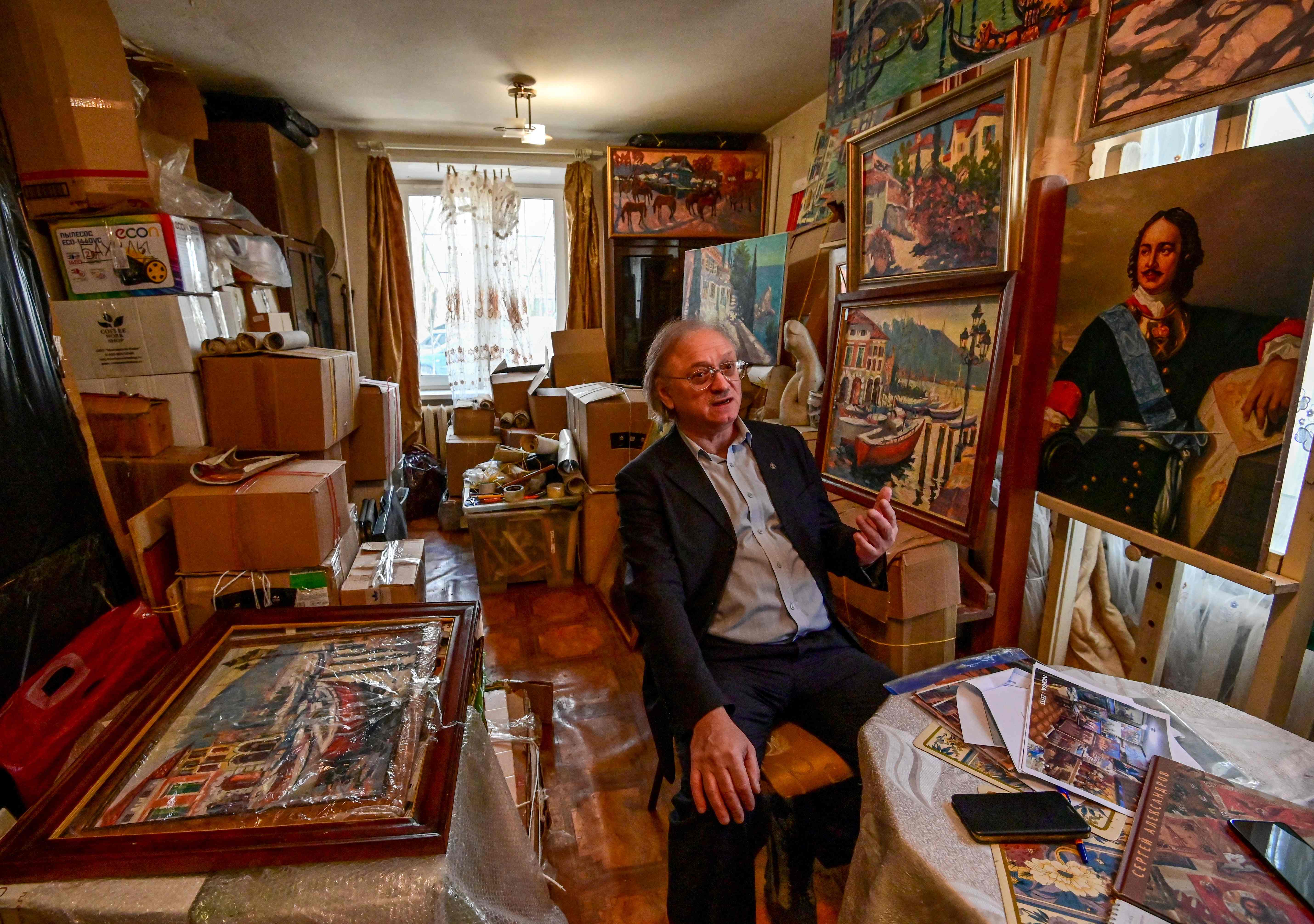 Seniman Rusia Sergei Alexandrov di studionya yang terancam digusur