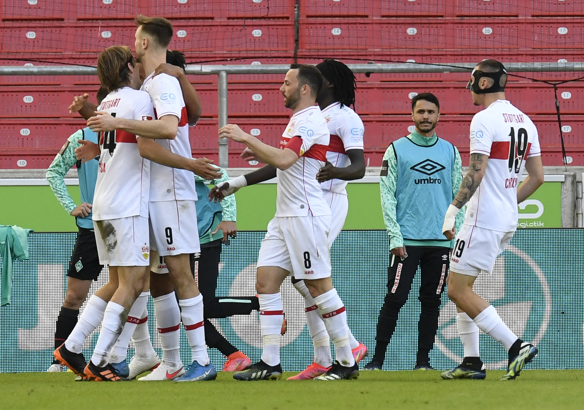 Para pemain Stuttgart melakukan selebrasi usai mencetak gol ke gawang Bremen di laga Bundesliga.