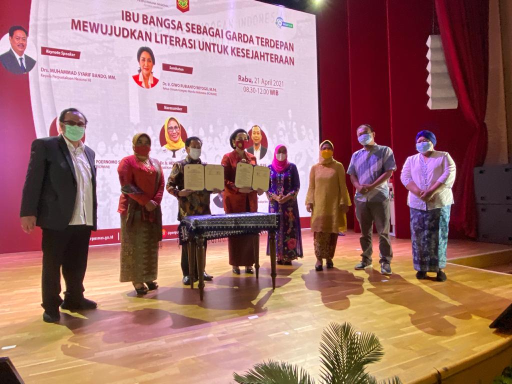 Ketua Umum Kowani Giwo Rubianto (empat kiri) dalam acara launching perpustakaan digital.  