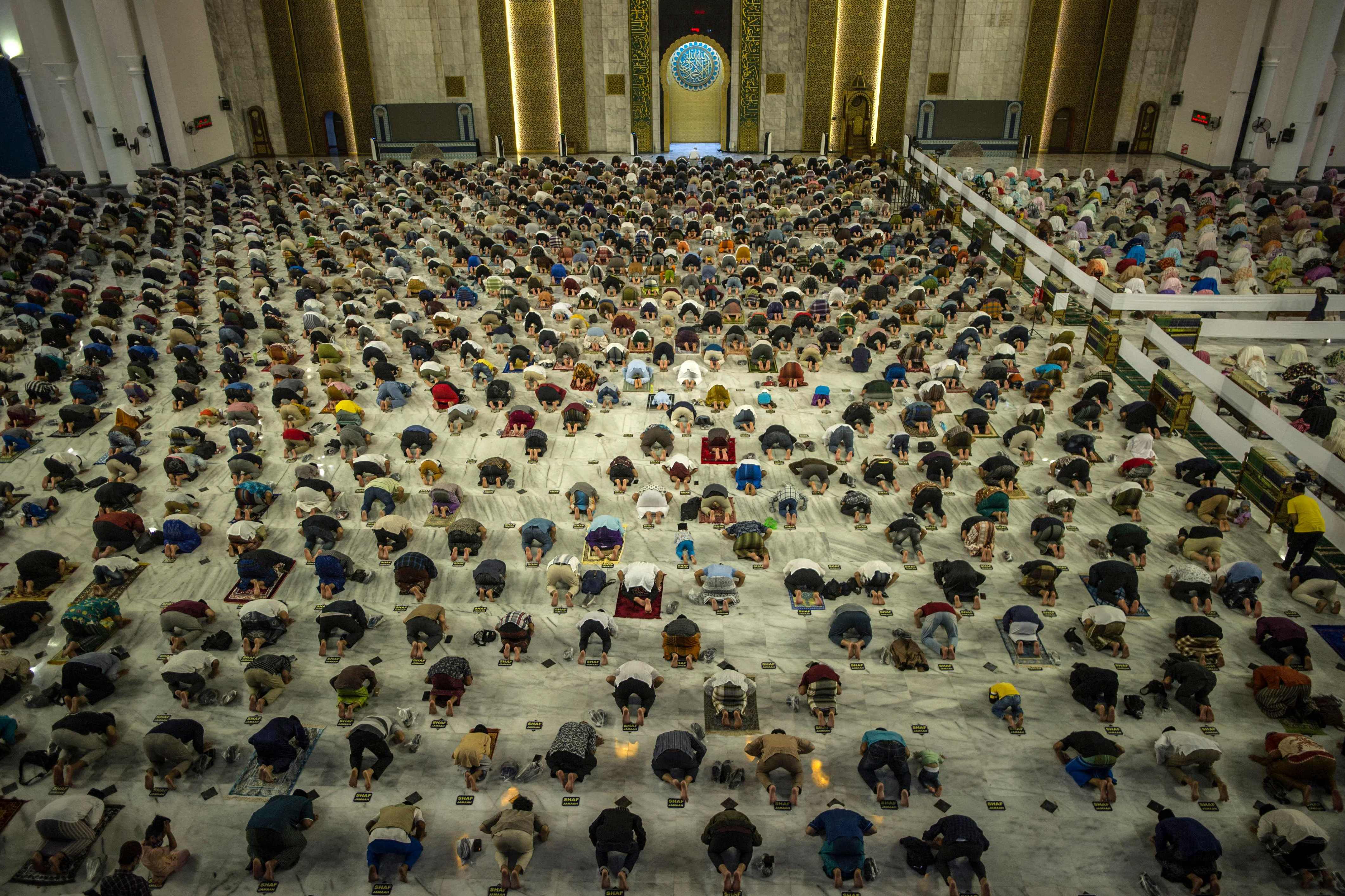 Umat Muslim berkumpul untuk salat selama awal bulan suci Ramadan di Masjid Al Akbar di Surabaya, Jawa Timur, Senin (12/4).  