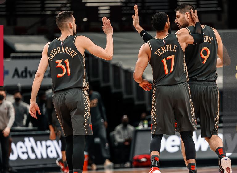 Para pemain Chicago Bulls melakukan selebrasi dalam laga NBA melawan Cleveland Cavaliers.