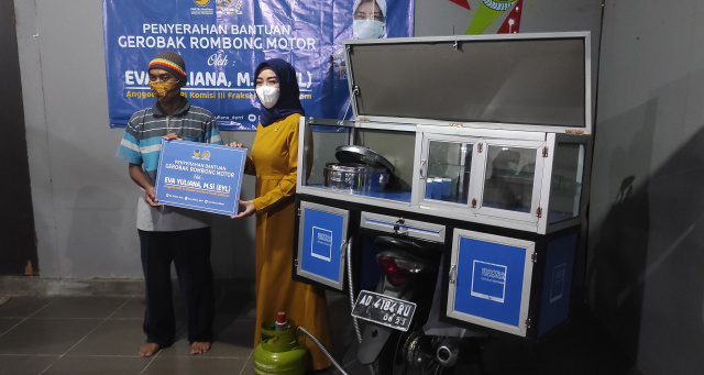 Angota Komisi III DPR RI dari Partai NasDem Eva Yuliana menyerahkan bantuan 41 gerobak dari Kemendag untuk bakul makanan di Solo.