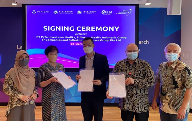 Para perwakilan perusahaan melakukan sesi foto seusai penandatanganan SSA. 