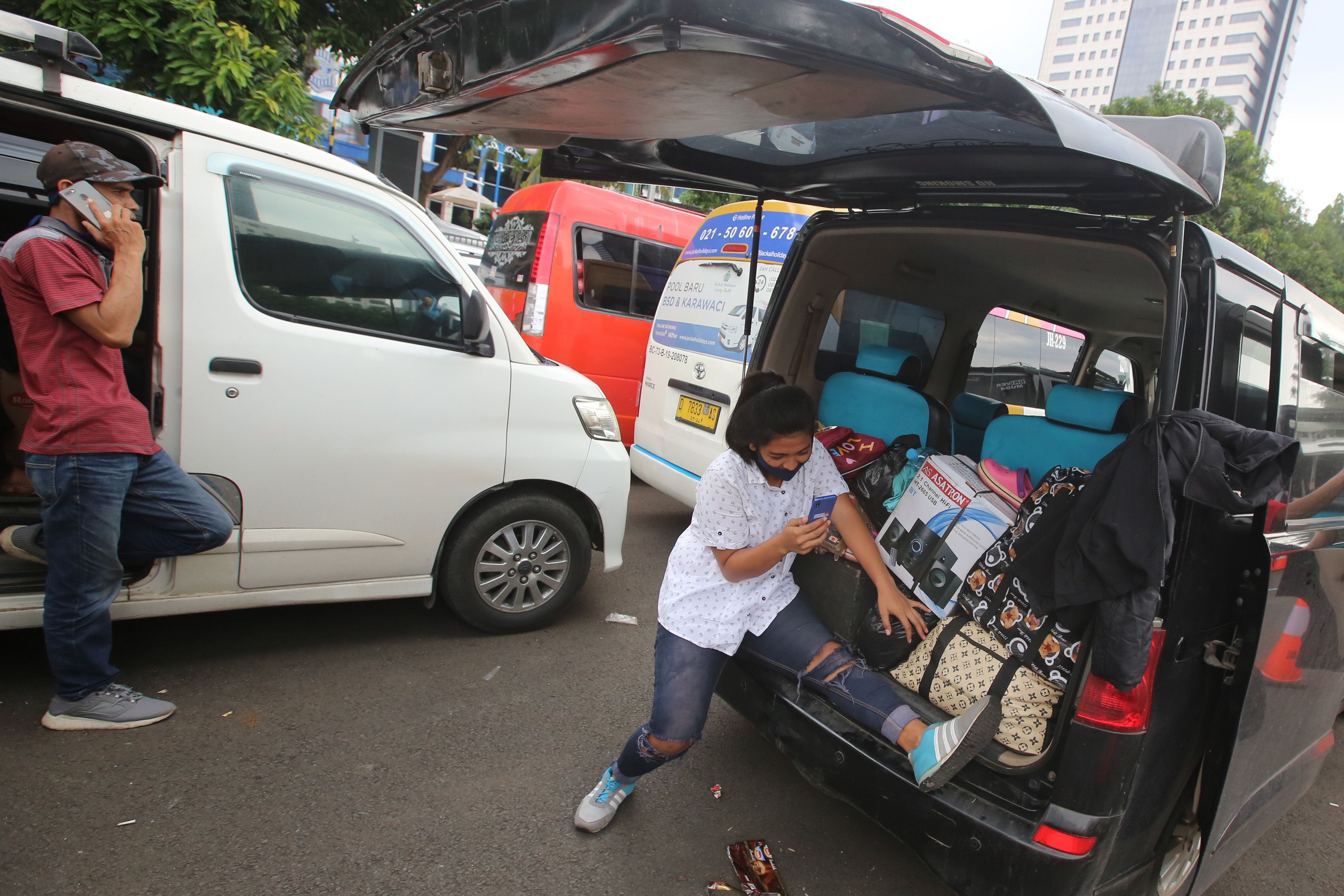 Ilustrasi penumpang travel yang terjaring dalam operasi penyekatan oleh kepolisian.