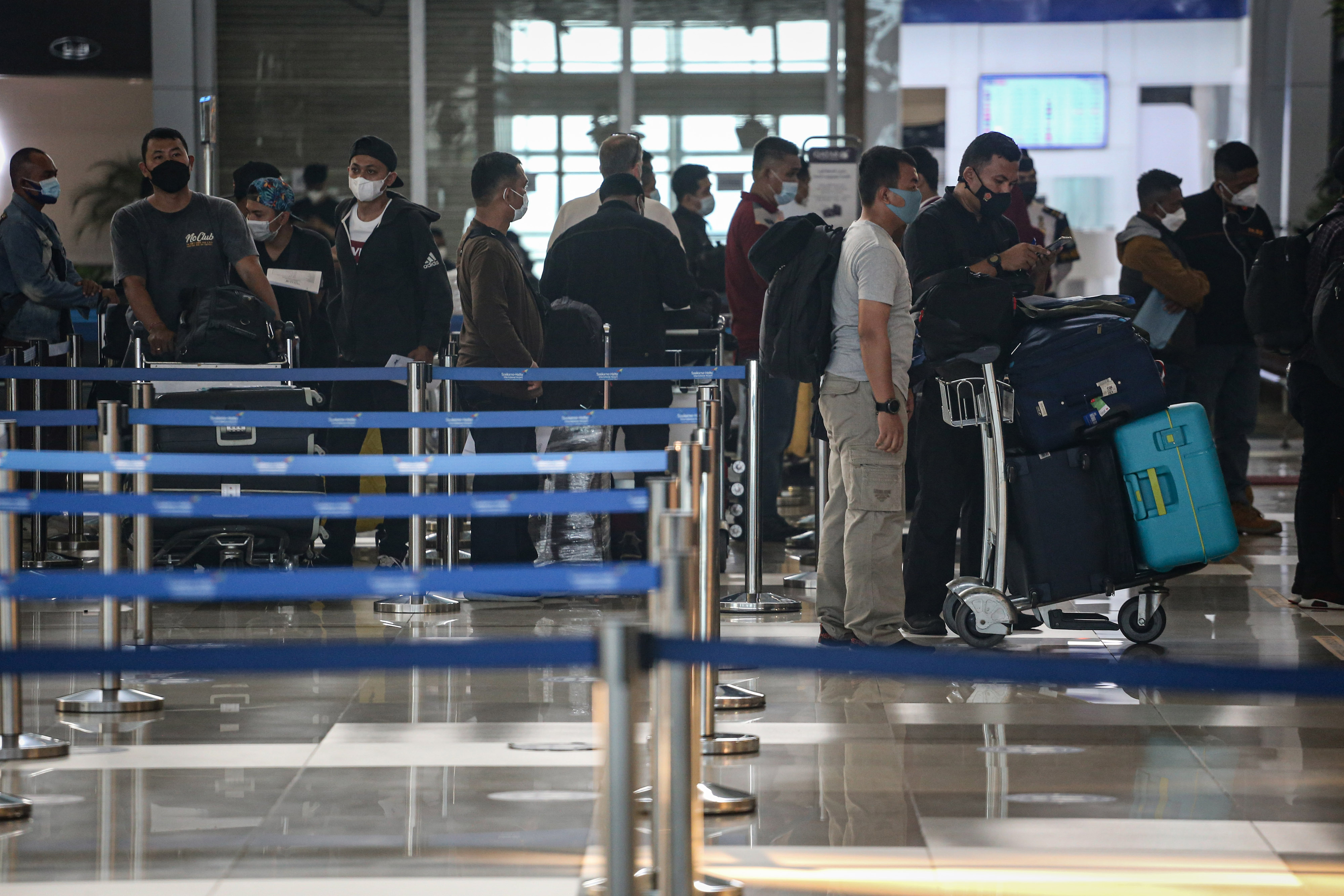 Suasana pemeriksaan covid-19 di Bandara Soekarno Hatta