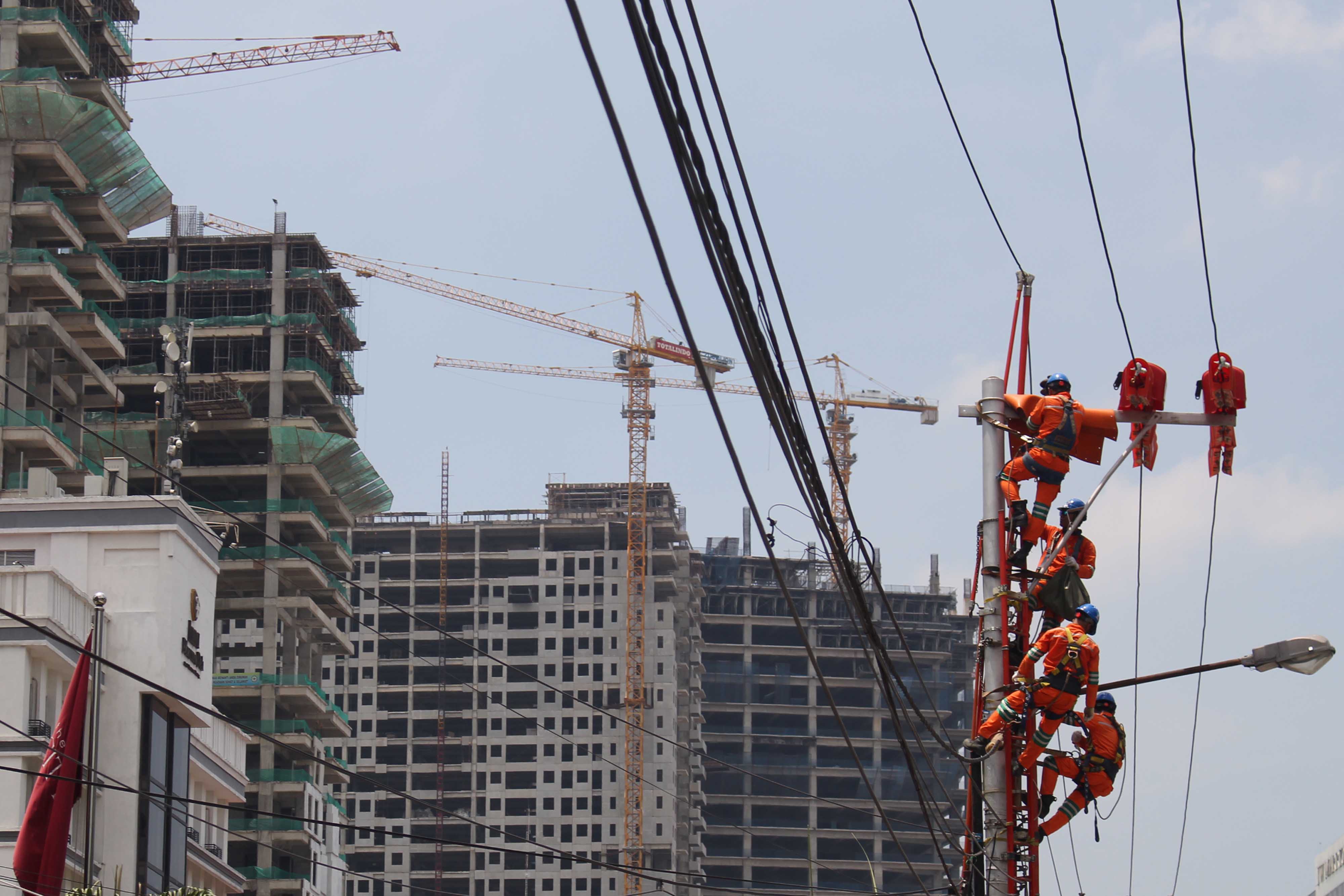  Petugas PT PLN Sumatra Utara melakukan perawatan jaringan di Kota Medan. 