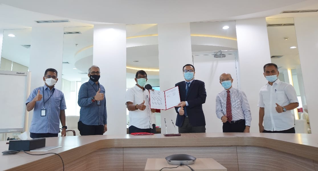 Direksi PT Pelindo 1 dan petinggi UREC seusai penandatanganan kerja sama
