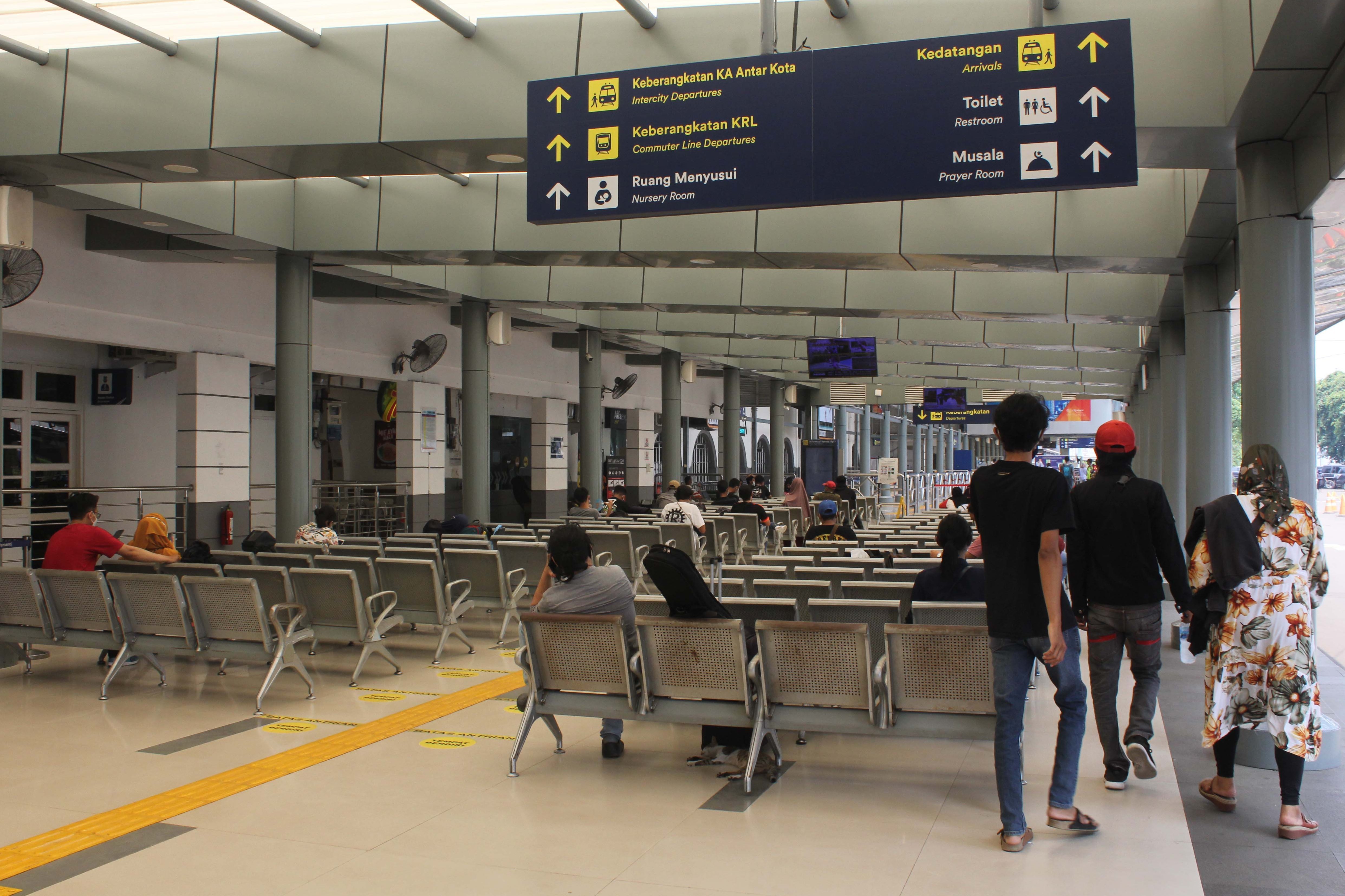 Para penumpang kereta api menanti keberangkatan di ruang tunggu stasiun Senen, Jakarta, beberapa waktu lalu.