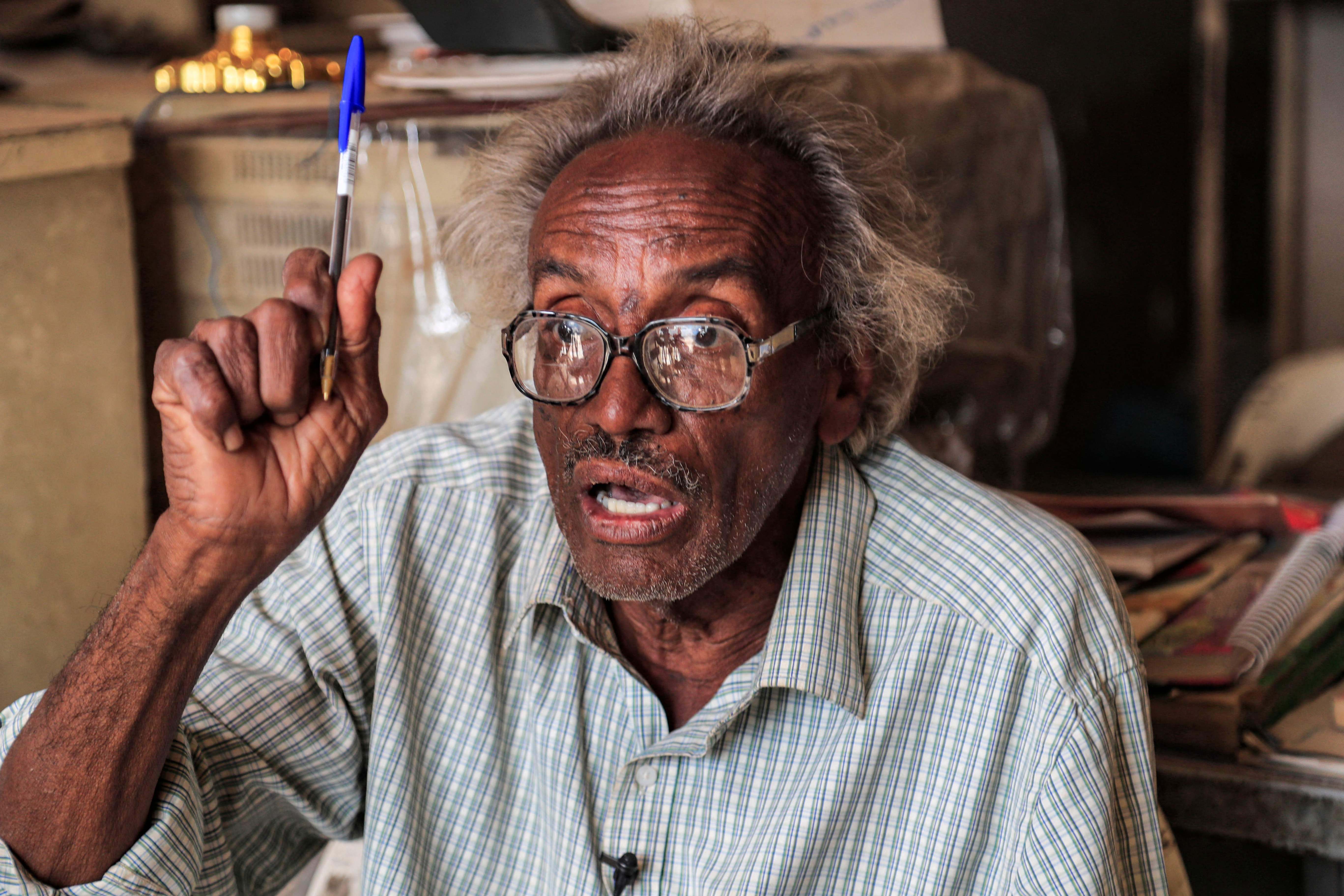 Dr Mansour Israil, cucu dari seorang Yahudi Irak yang menetap di Sudan. Keluarganya kemudian masuk Islam.