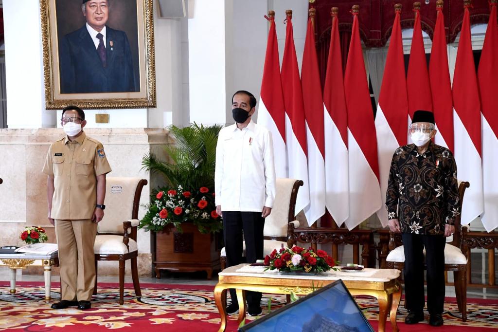 Presiden Jokowi (tengah) bersama wapres Maruf Amin (kanan) dan Mendagri Tito Karnavian mengumumkan larangan mudik lebaran tahun ini.