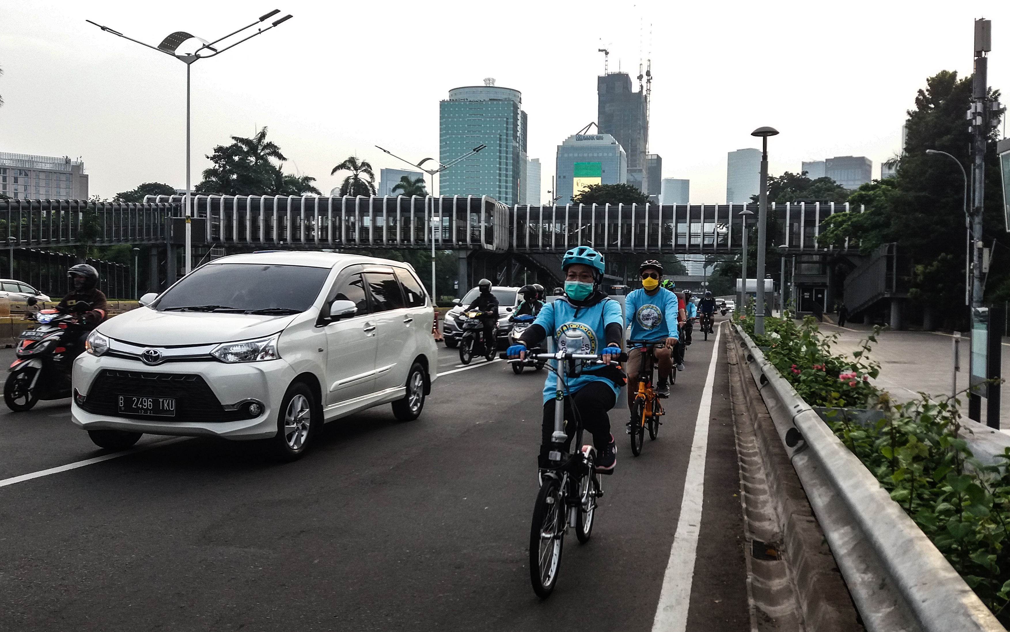 Komunitas Bike to Work mengajak bersepeda menuju kantor, melintas di Jalan Sudirman, Jakarta. 