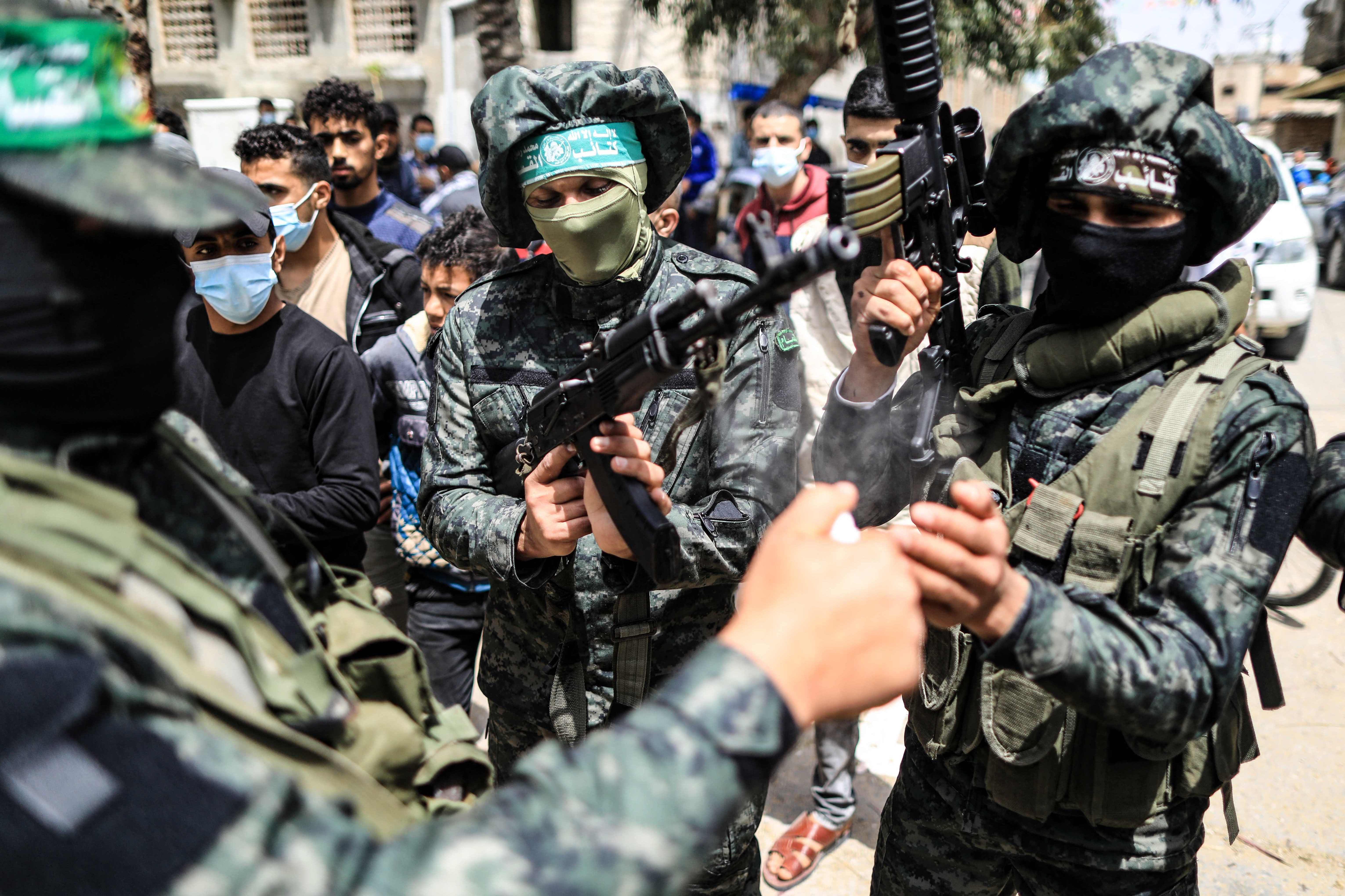 Pejuang dari Brigade Ezz-Al Din Al-Qassam, sayap bersenjata gerakan Hamas. 