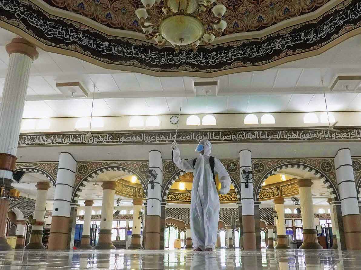 PERSIAPAN IBADAH RAMADAN: Petugas BPBD Kabupaten Banyumas menyemprotkan cairan disinfektan di lingkungan Masjid Agung Baitussalam Purwokerto
