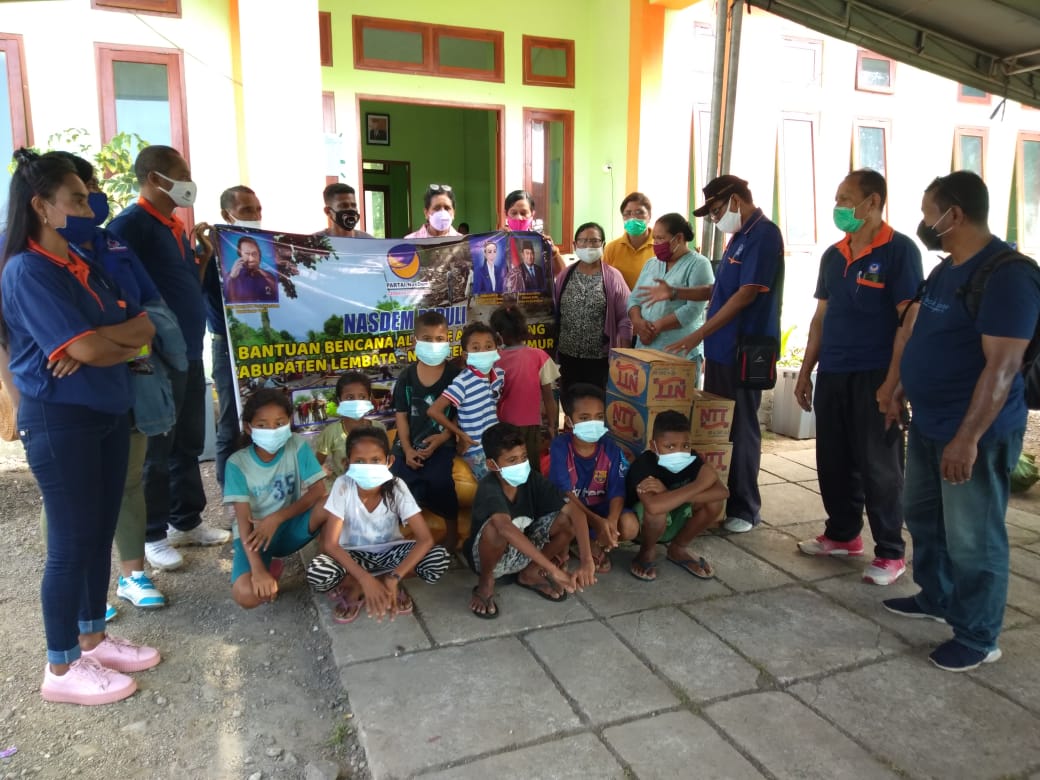 Legislator Partai NasDem memberikan bantuan bahan pokok untuk pengungsi banjir bandang, Lembata, NTT.