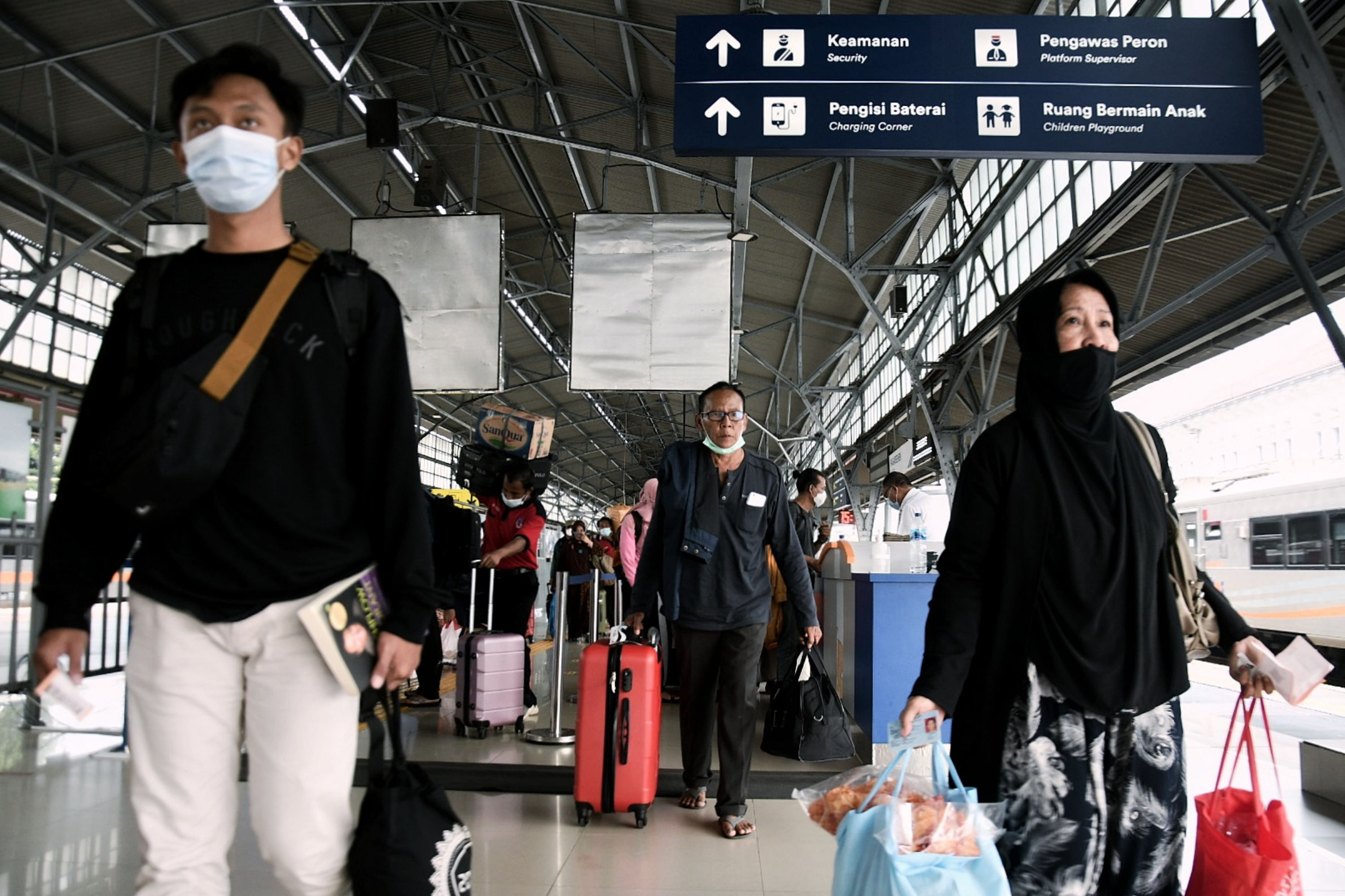 Calon penumpang kereta api di Stasiun Pasar Senen, Jakarta, Minggu (11/4/2021).