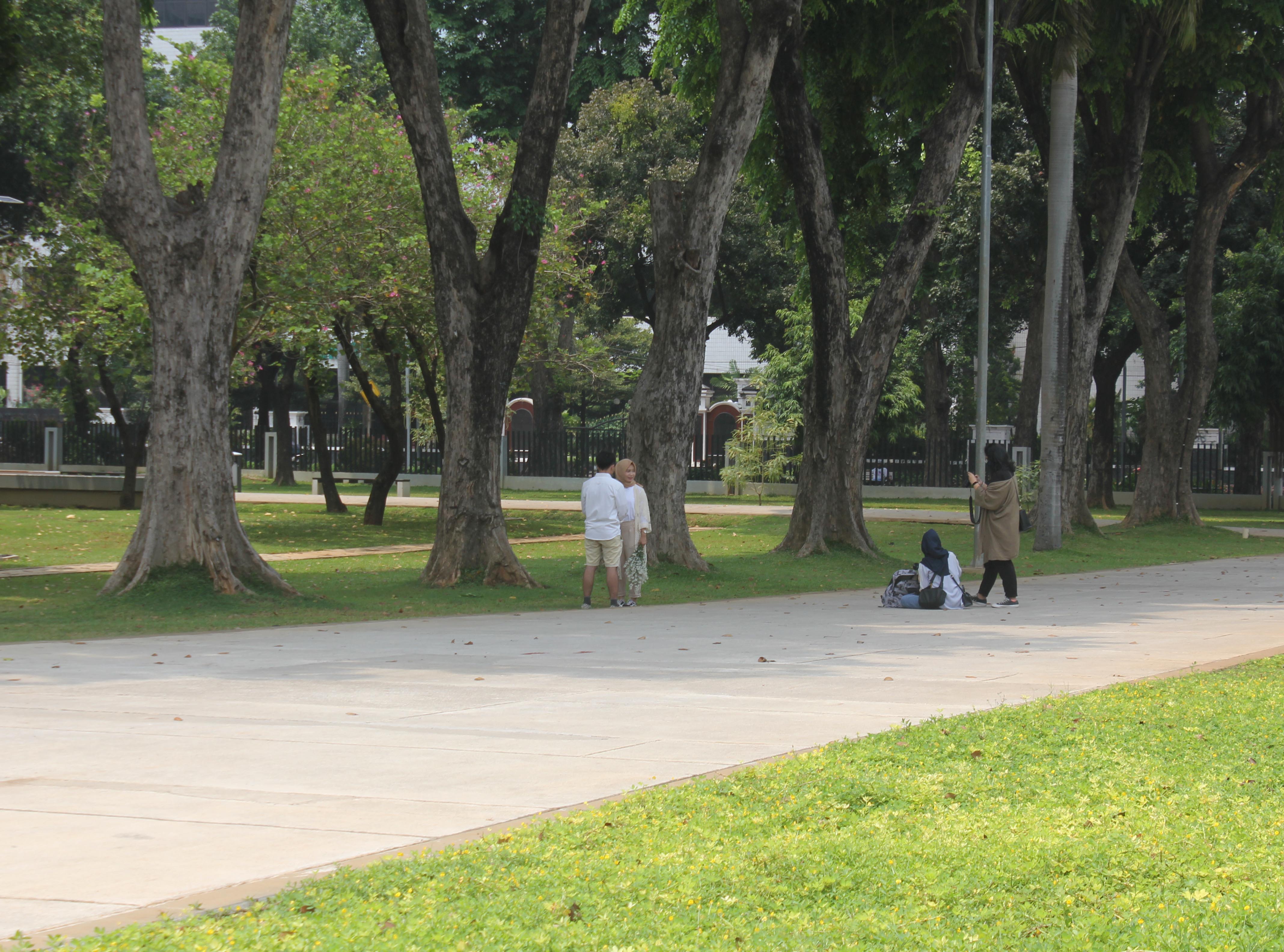Ilustrasi--Warga beraktivivtas di Taman Lapangan Banteng, Jakarta
