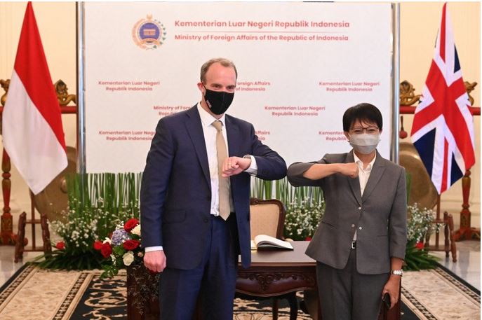 Menteri Luar Negeri Indonesia Retno Marsudi (kanan) bertemu dengan Menteri Luar Negeri Inggris Dominic Raab (kiri) di Jakarta, Rabu (7/4).