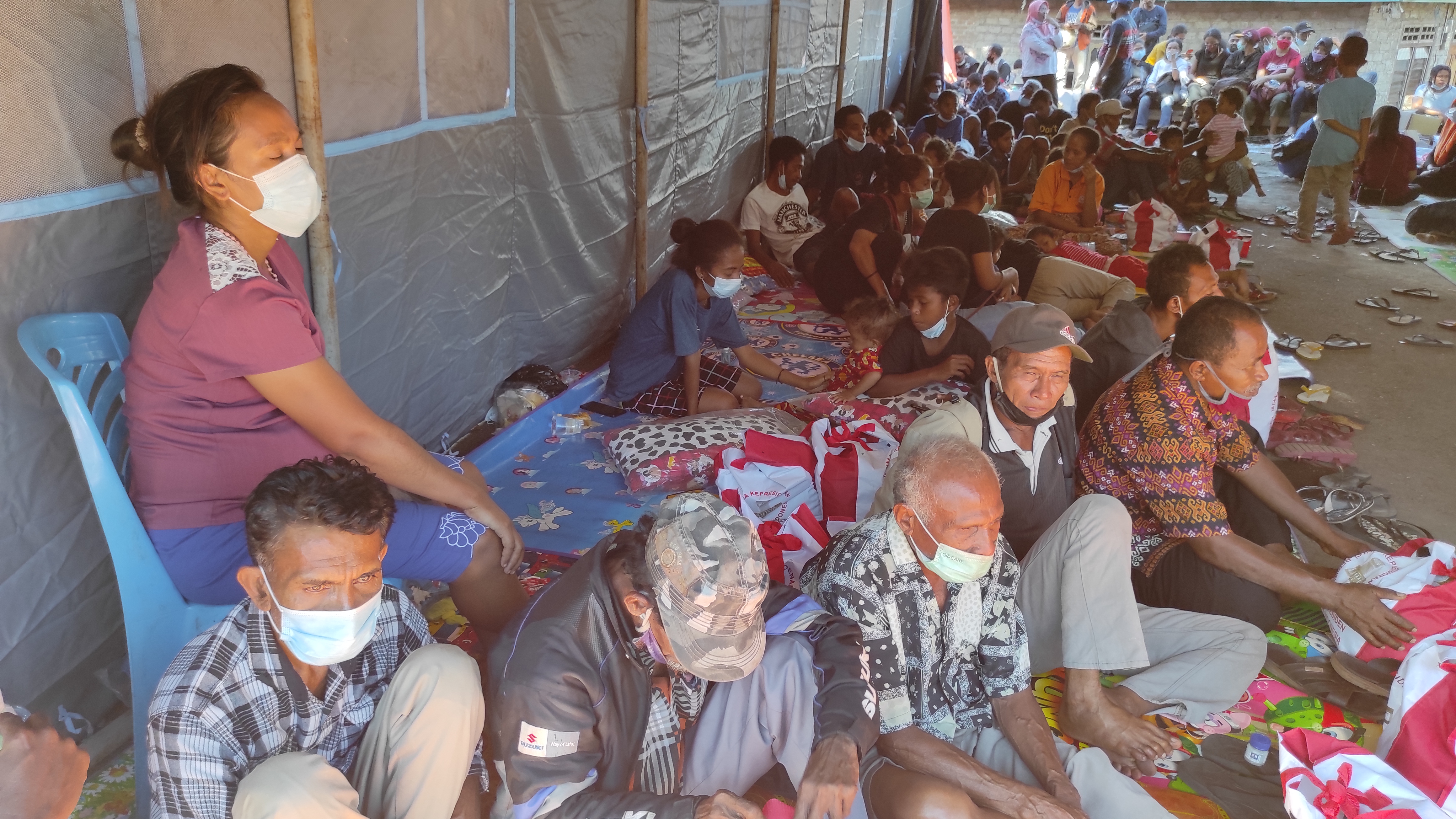 Para pengungsi banjir bandang di Desa Nelelamadike, Kecamatan Iki Boleng, Kabupaten Flores Timur, Nusa Tenggara Timur.