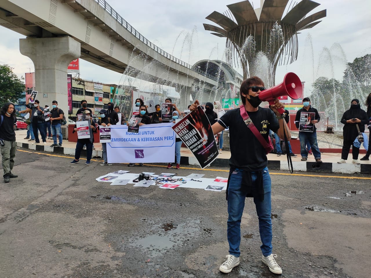 Awak media di Palembang gelar aksi damai simpatik mengecam aksi kekerasan terhadap jurnalis, di Bundaran Air Mancur Palembang, Kamis (1/4