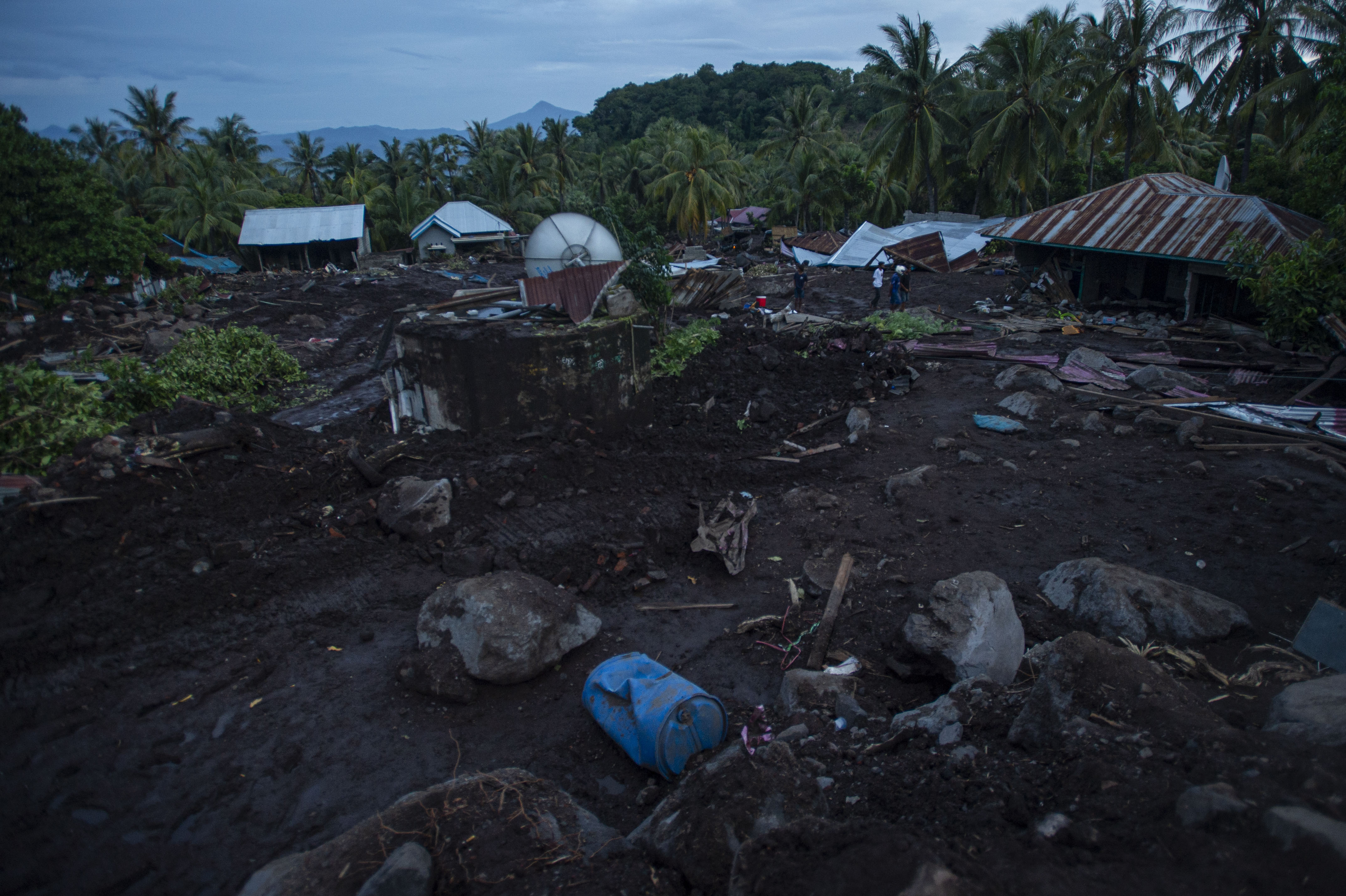  Sejumlah batu besar berserakan di Desa Nelelamadike yang porak poranda akibat tanah longsor di Ile Boleng,  Flores Timur, NTT, Rabu (7/4).