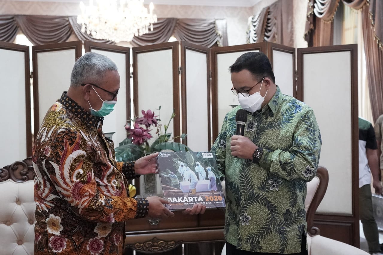 Gubernur DKI Jakarta Anies Baswedan (batik hijau) kunjungi Bupati Kuningan Acep Purnama untuk jajaki kerjasama daerah, Sabtu (17/4)