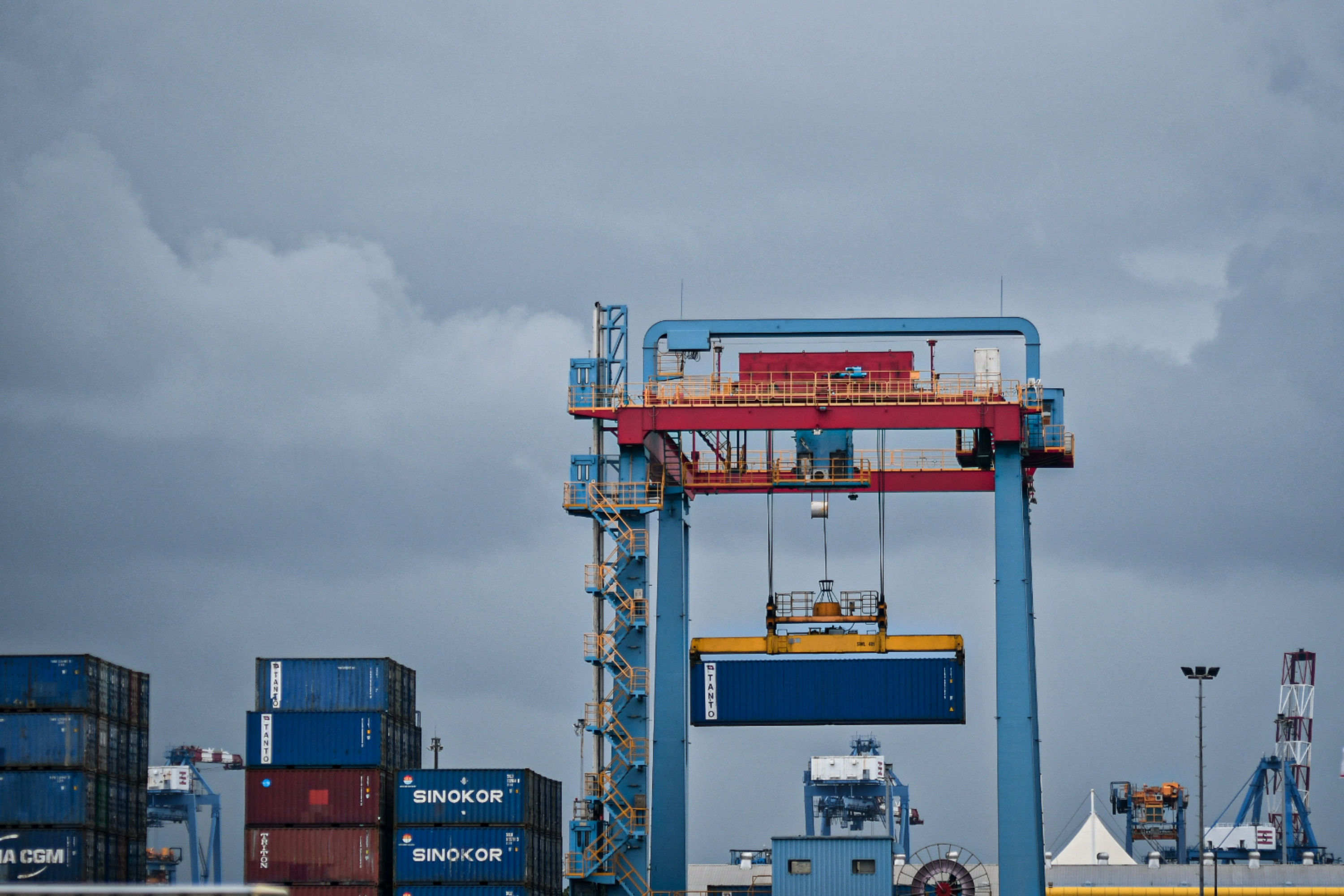 Aktivotas bongkar muat di terminal peti kemas Pelabuhan Tanjung Priok